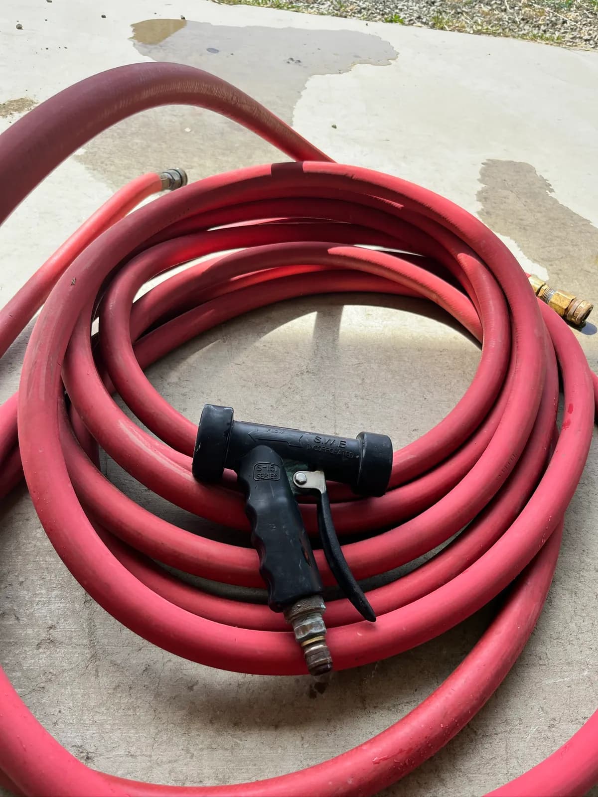 red-industrial-wash-down-hose-with-spray-gun-50-feet-mog701xv