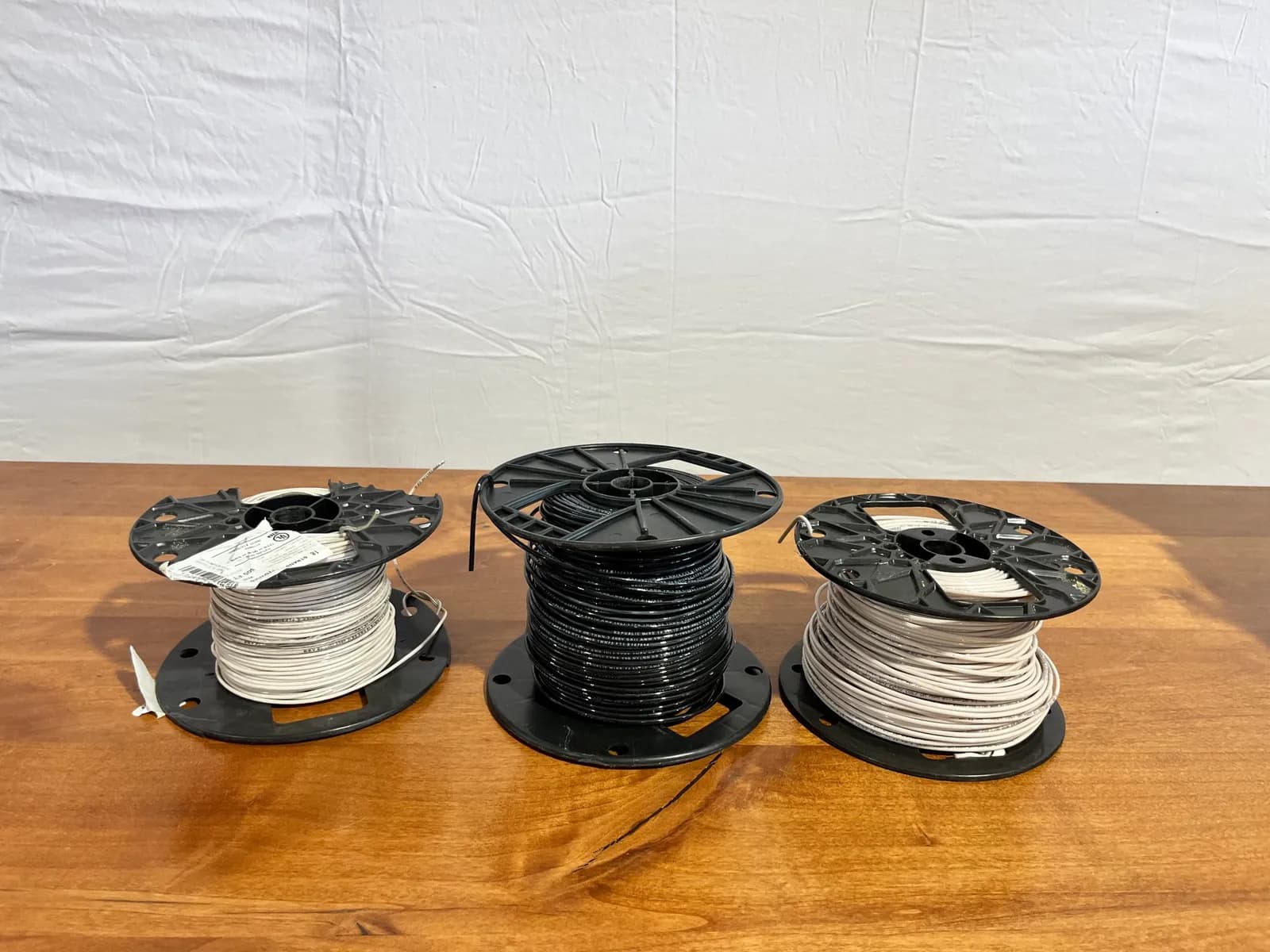 assorted-spools-of-electrical-wire-in-various-colors-ce2a44