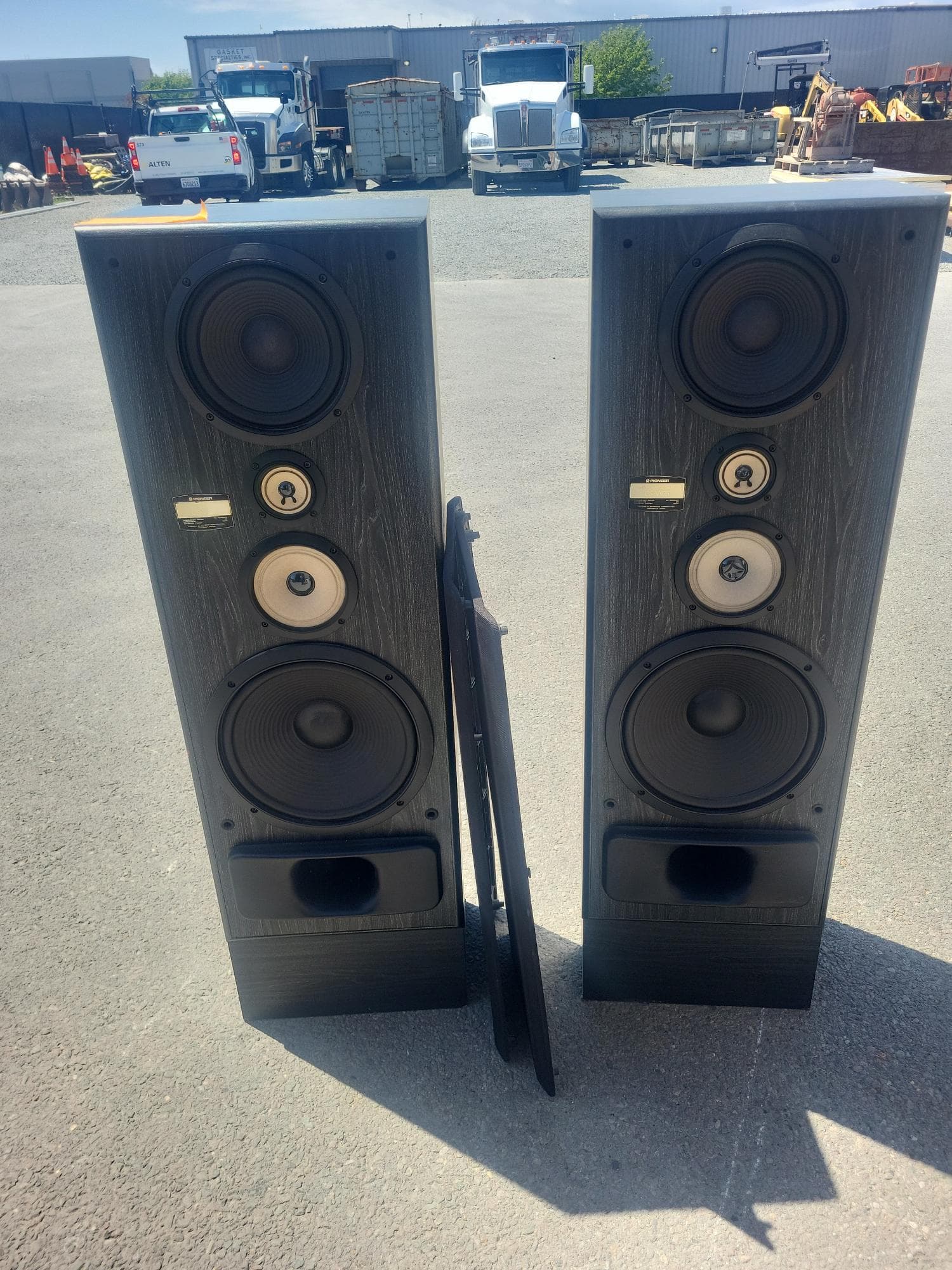 pair-of-pioneer-speakers-2adb67