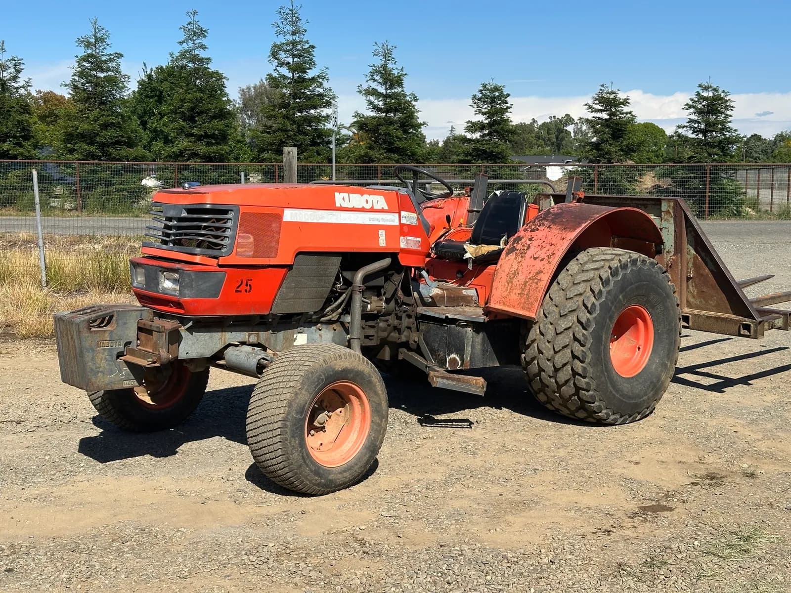 kubota-m9000-tractor-with-hay-fork-attachment-mppvnitv