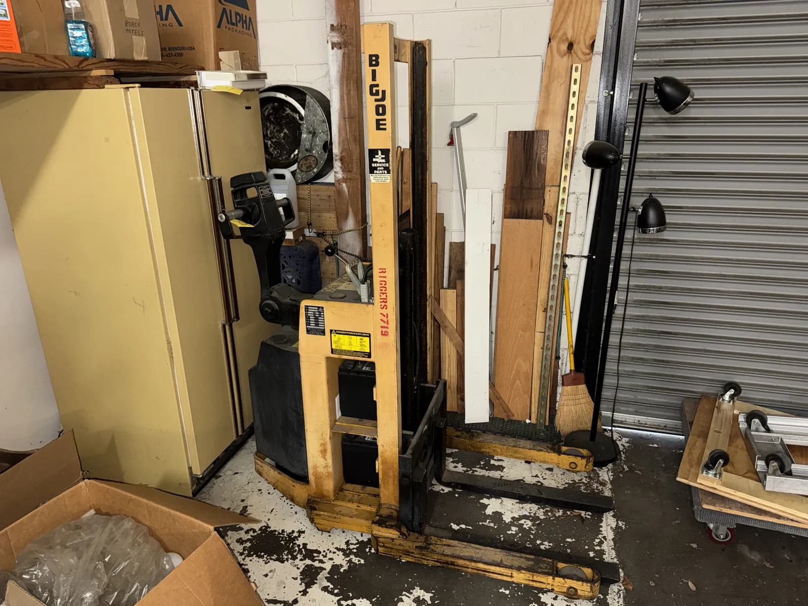 big-joe-pdi-20-a5-2000lb-capacity-electric-pallet-jack-2bc152