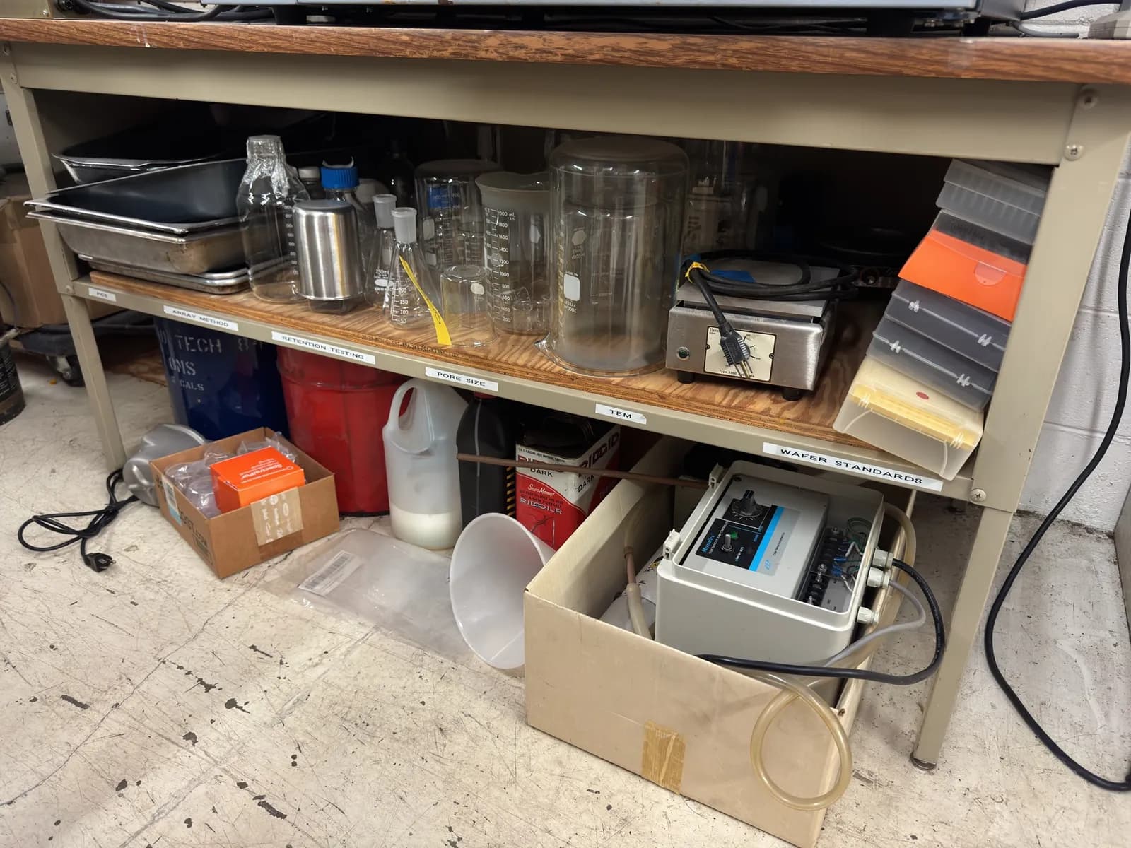 desk-with-contents-pyrex-laboritory-glass-masterflex-pump-controller-hot-plates-and-more-009383