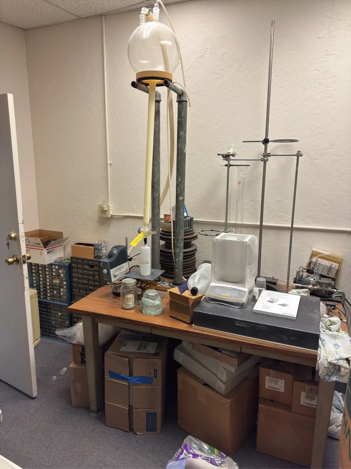 desk-and-contents-surfacing-stone-sartorius-entriss-ii-balancer-glassware-c7067a