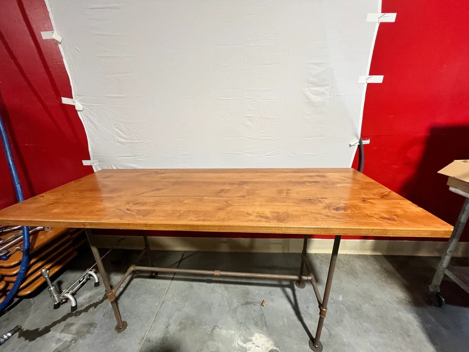 wood-table-with-industrial-pipe-legs-aa1528