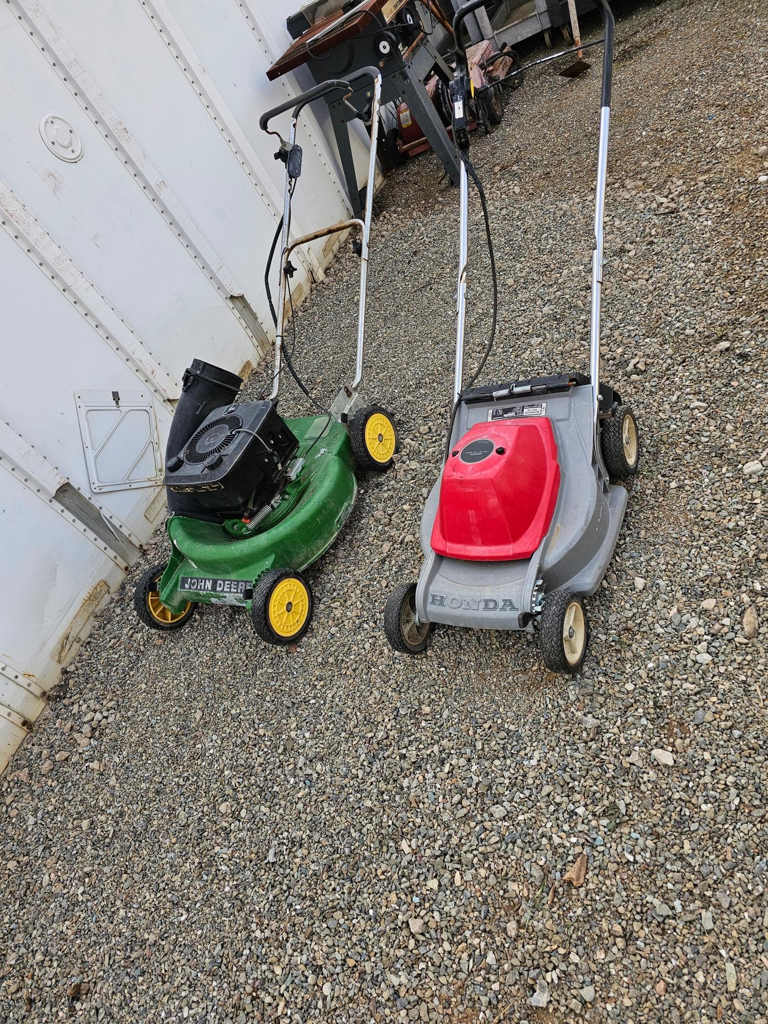 2-lawn-mowers-mrwpu8b7