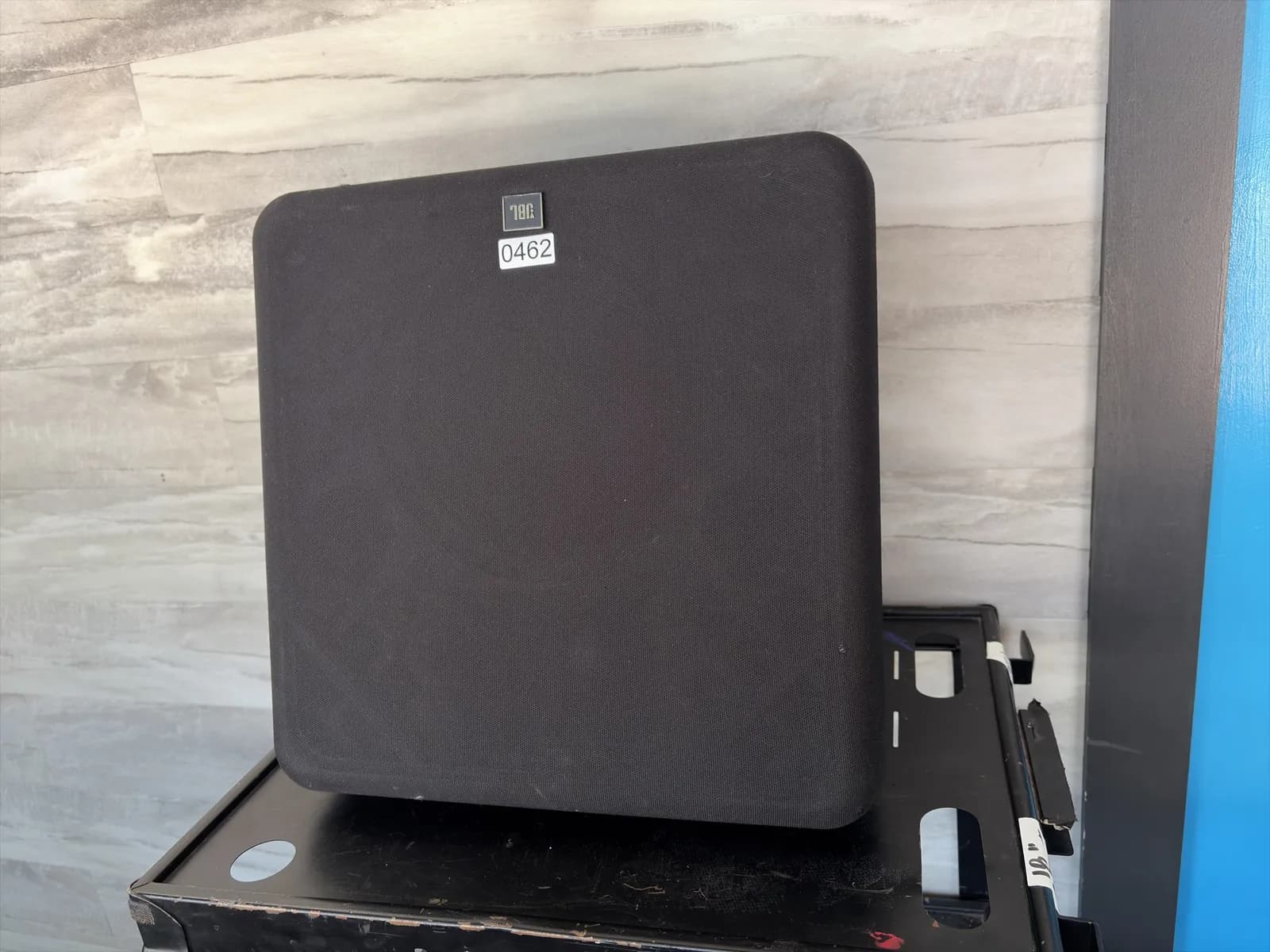 jbl-8340-professional-cinema-surround-speaker-18-x-18-x-11-and-quick-mount-fixed-angle-bracket-mpzocj2c
