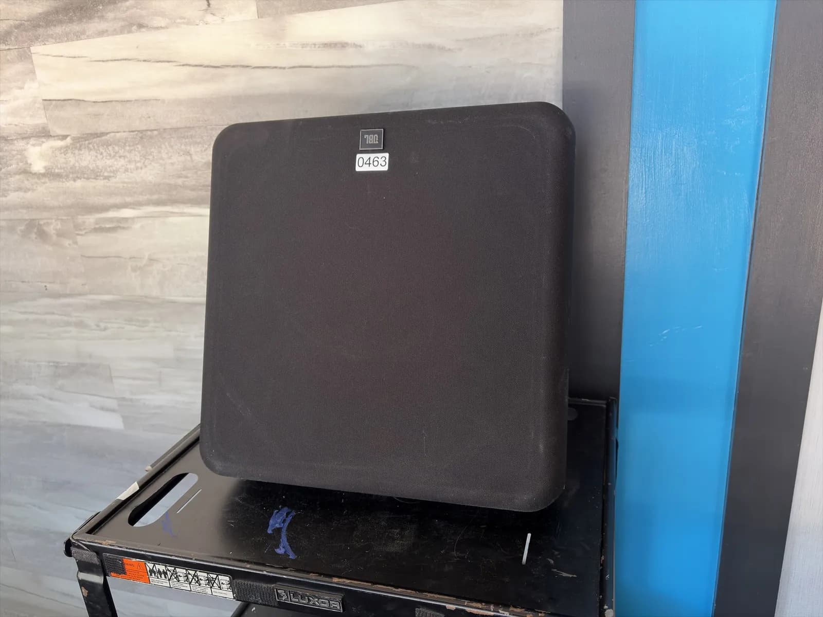 jbl-8340-professional-cinema-surround-speaker-18-x-18-x-11-and-quick-mount-fixed-angle-bracket-mpzoco0x