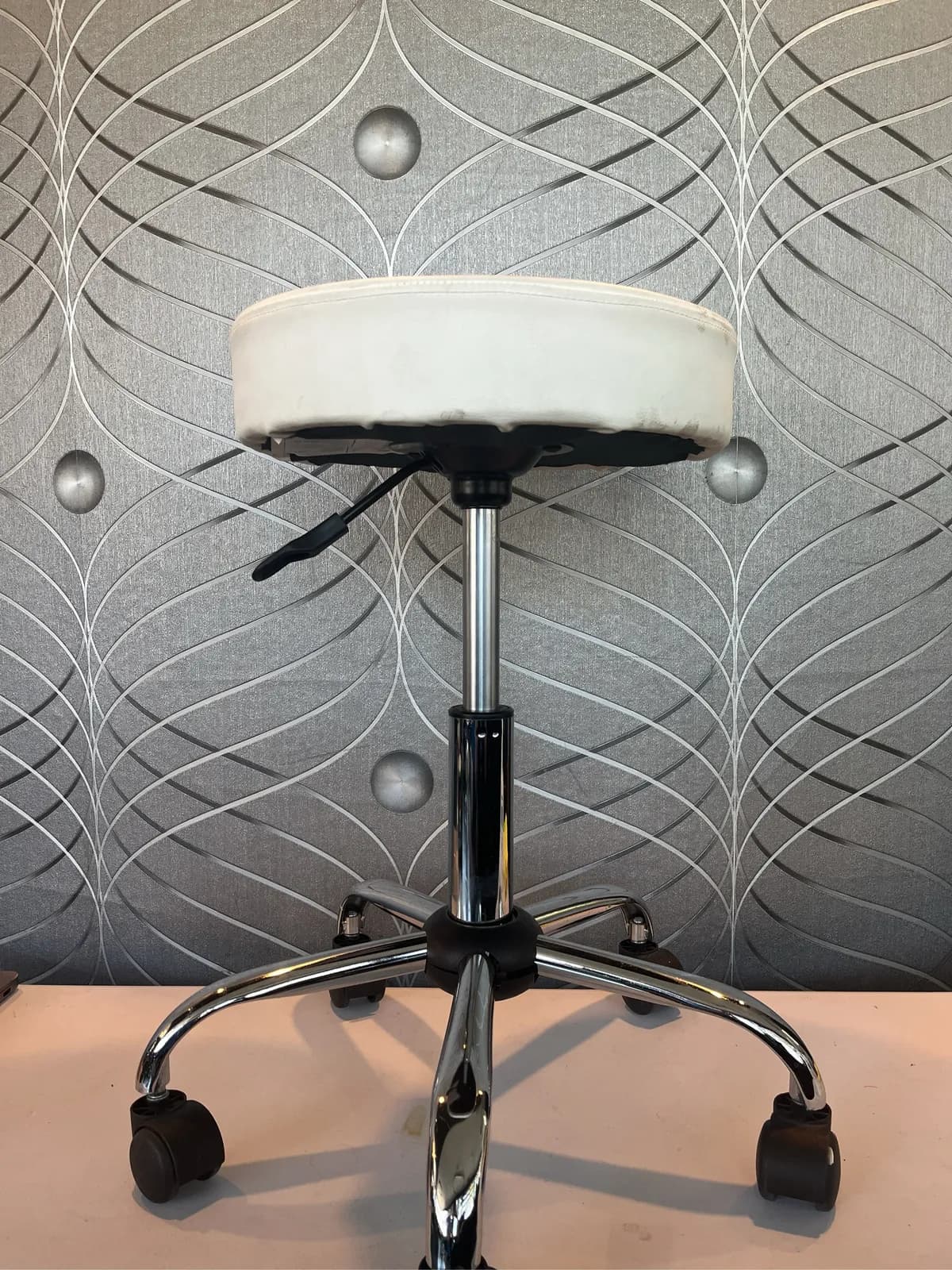 adjustable-white-upholstered-rolling-stool-with-chrome-base-7318f1