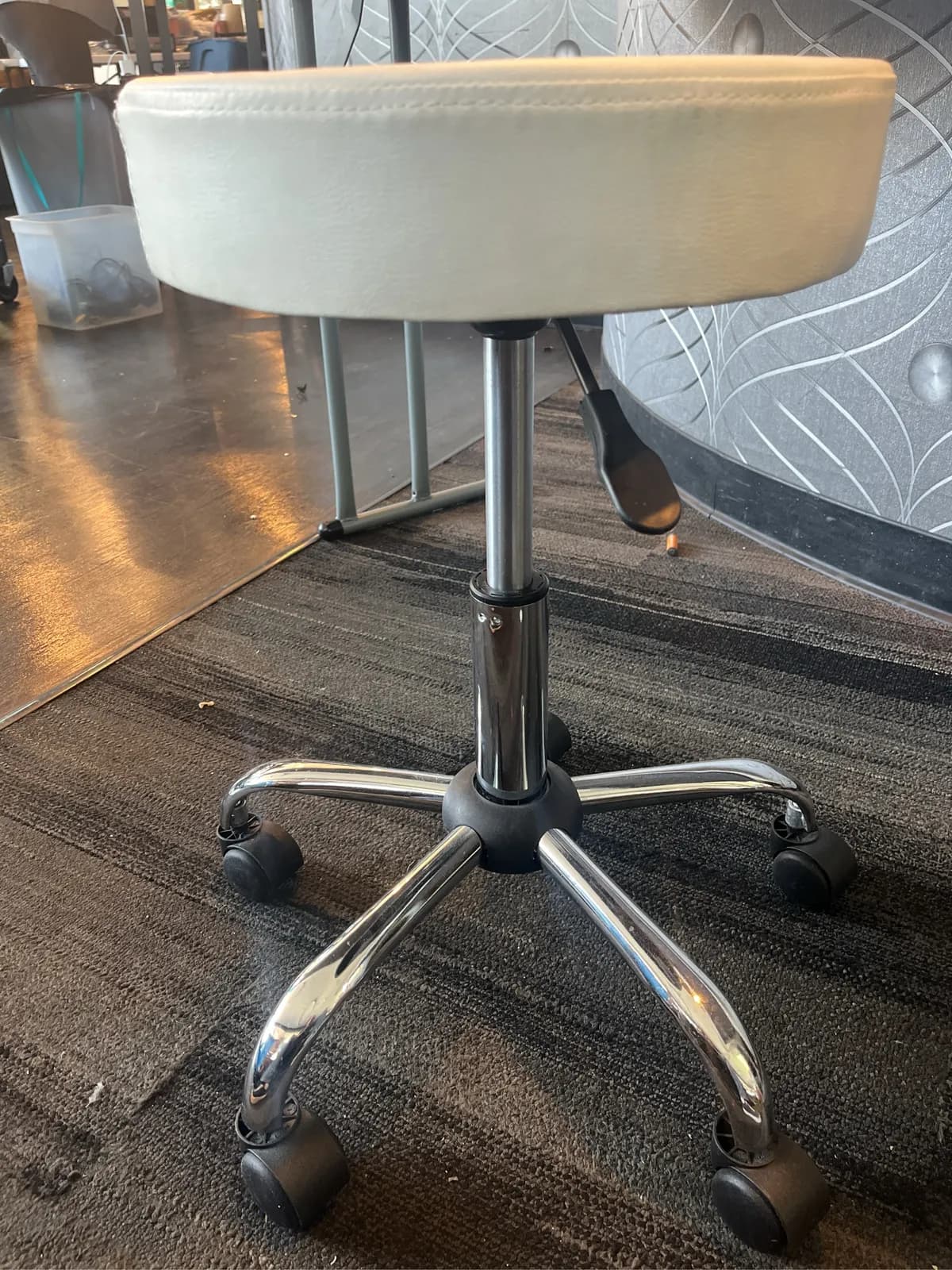 adjustable-white-upholstered-rolling-stool-with-chrome-base-c10c32