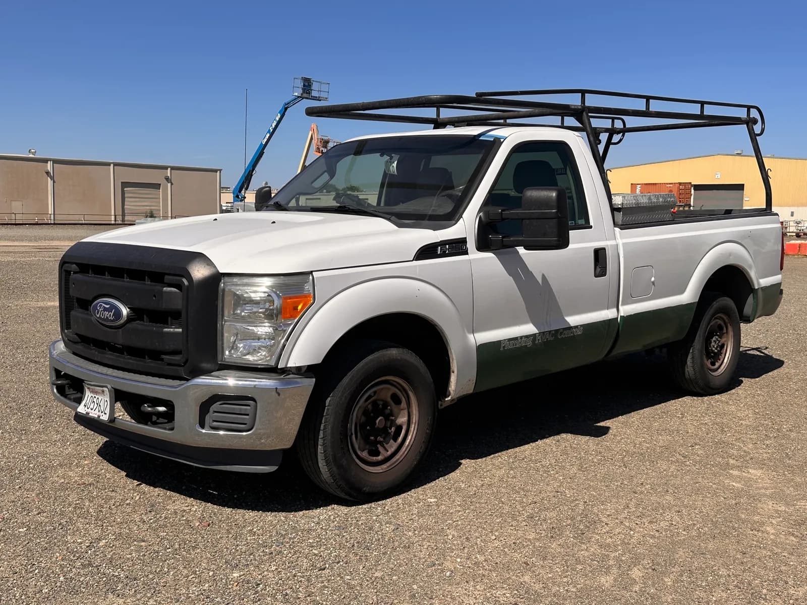 2015-ford-f-250-super-duty-pickup-with-bed-mounted-tool-box-and-lumber-rack-mpvrljtv