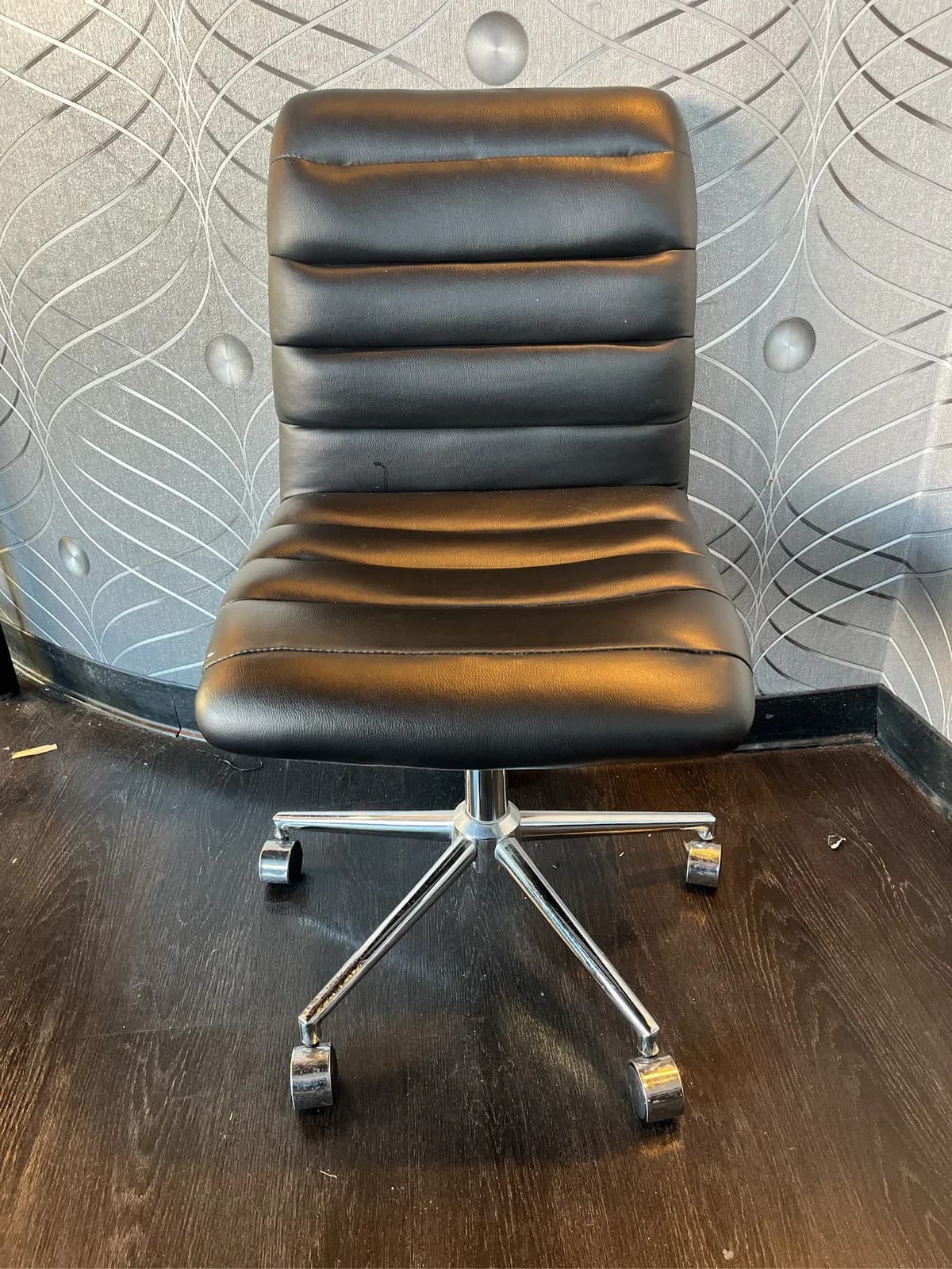 modern-black-leather-office-chair-on-chrome-base-404224