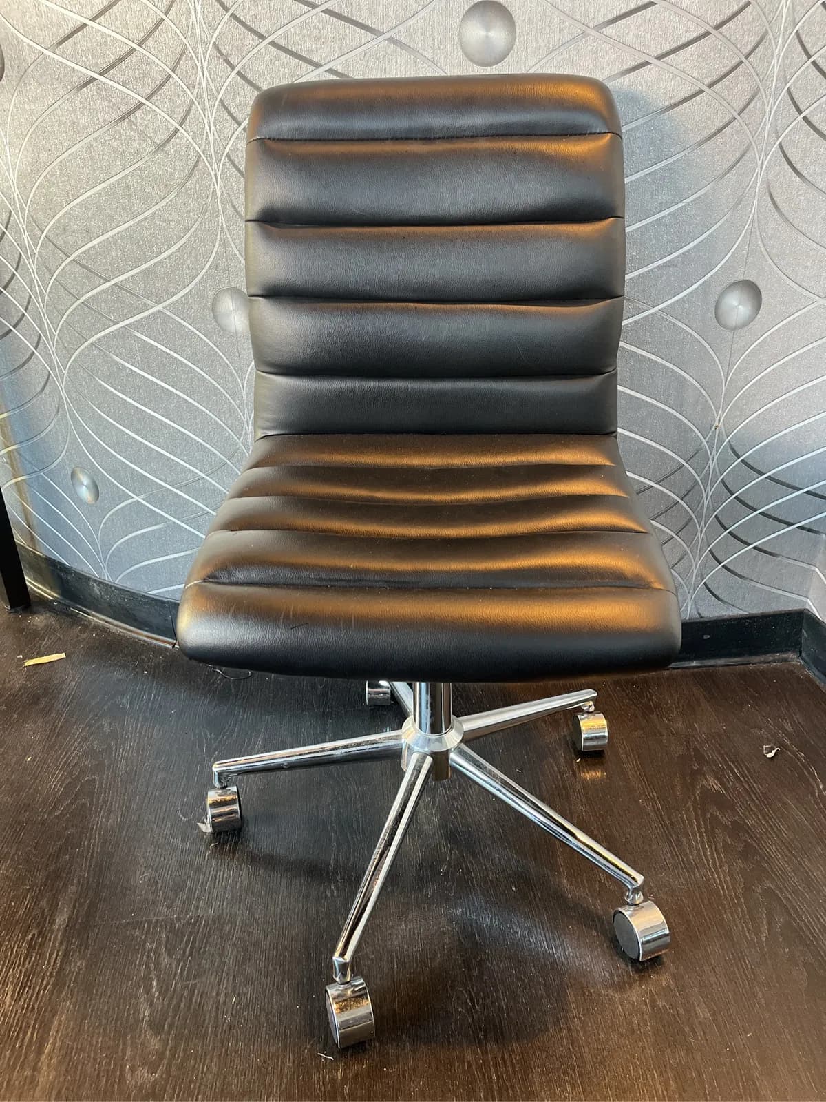 modern-black-leather-rolling-office-chair-5a7fc5