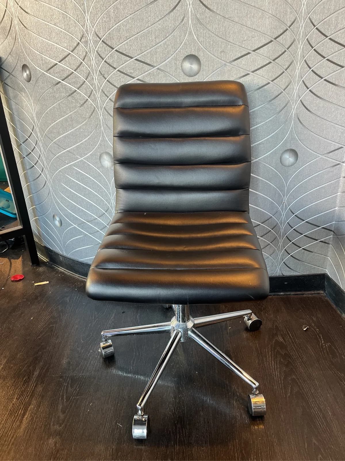 modern-black-leather-office-chair-on-chrome-base-63ae1b