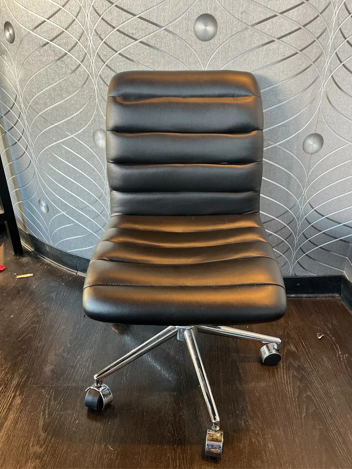 modern-black-leather-rolling-office-chair-822b37