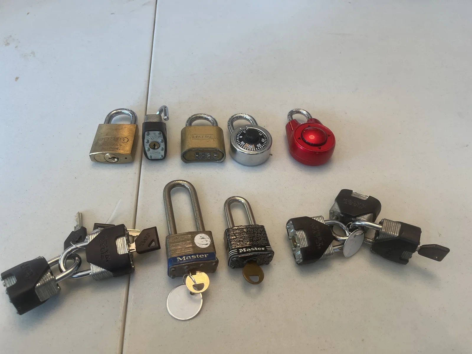 assorted-padlocks-and-combination-locks-mpif7ay5