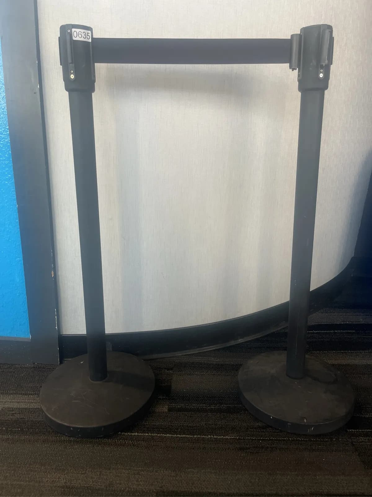 2-black-retractable-belt-stanchions-mpr87b9y