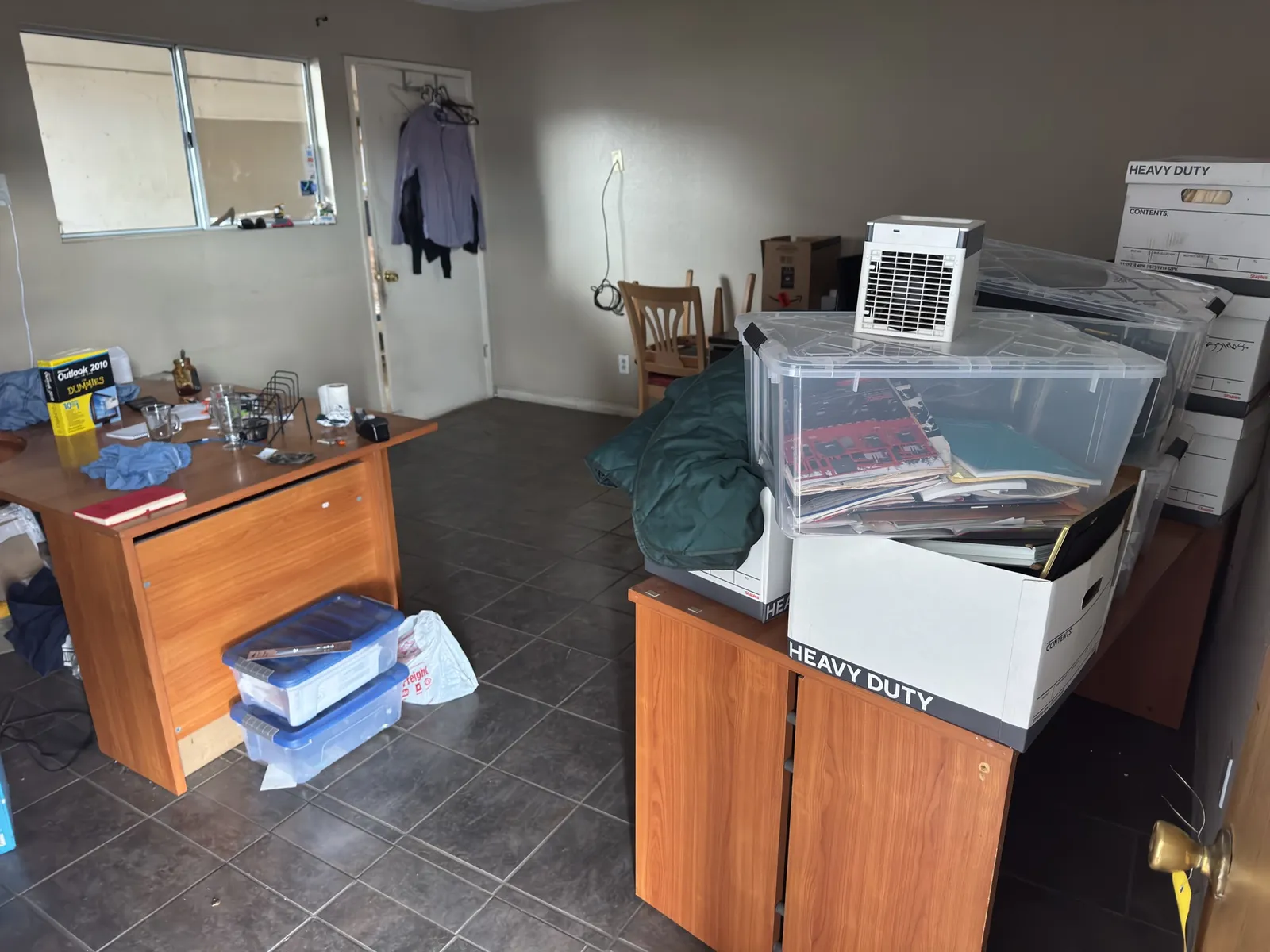 contents-of-office-desks-chairs-office-supplies-and-filing-cabinets-c37428