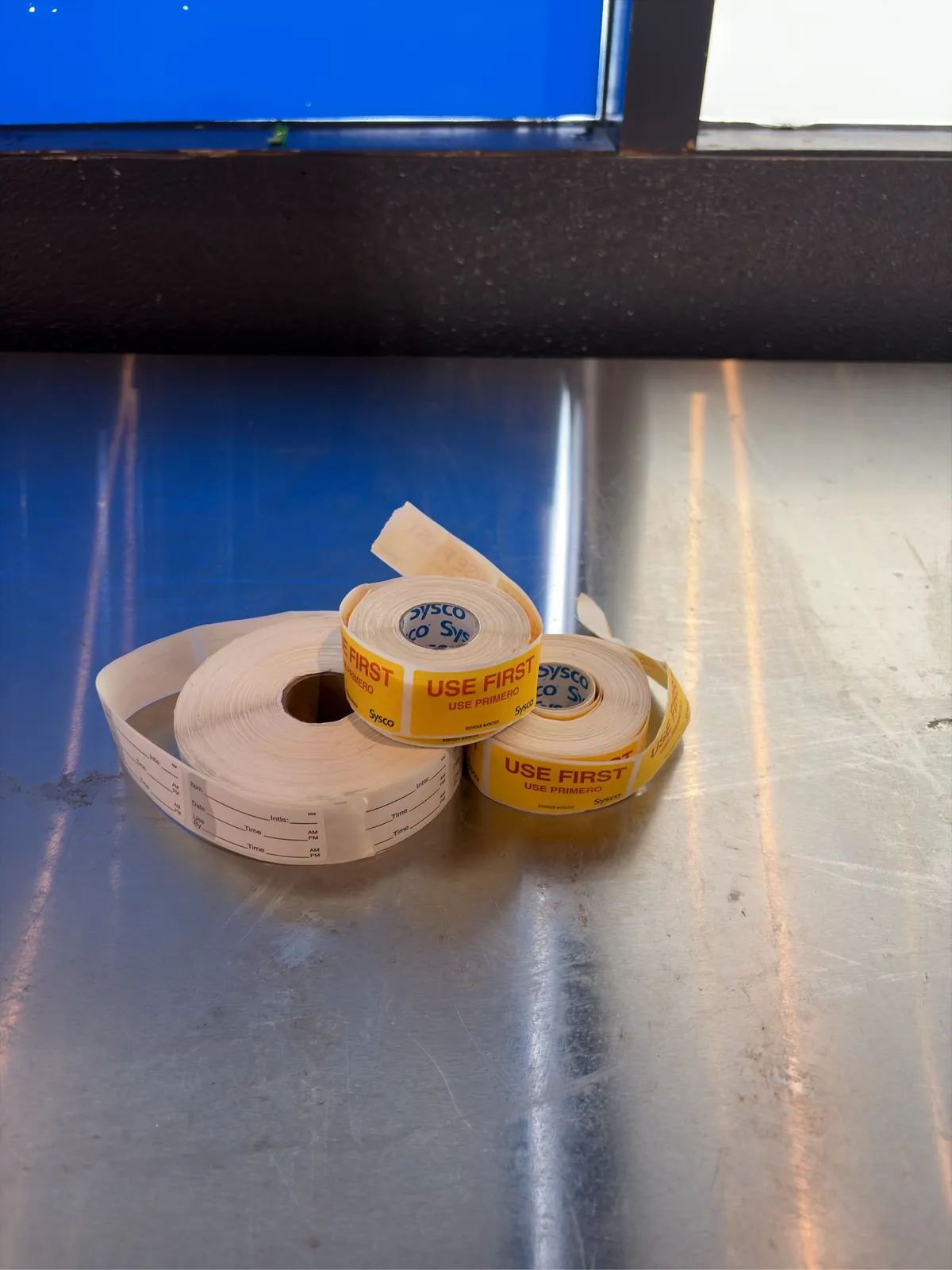 3-rolls-of-use-first-and-use-by-labels-mpq4etpz