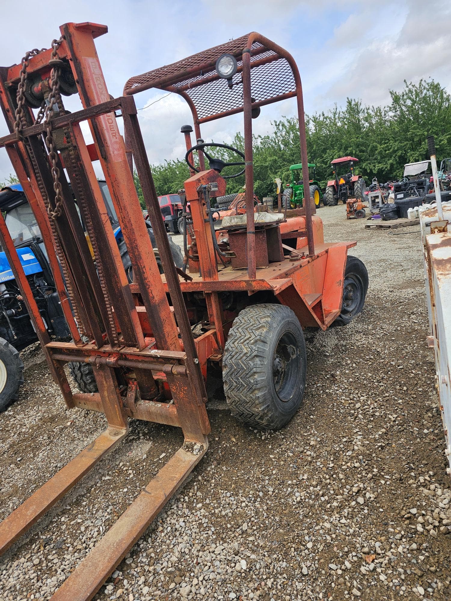 black-welder-forklift-does-not-run-mrwqnb7w