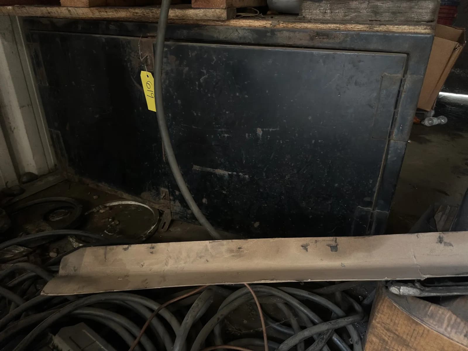 steel-cabinet-with-contents-assorted-rigging-welding-supply-grinder-and-more-3ac5fd