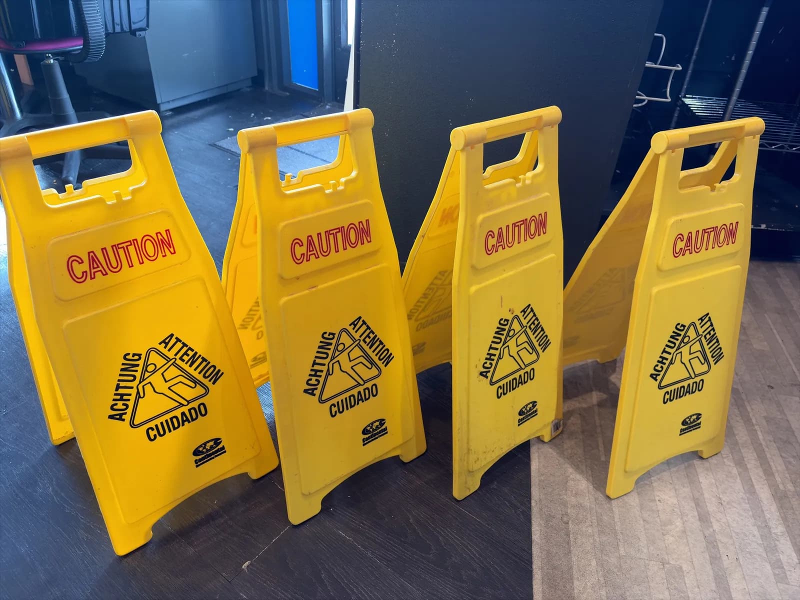 4-free-standing-caution-signs-mprihyfd