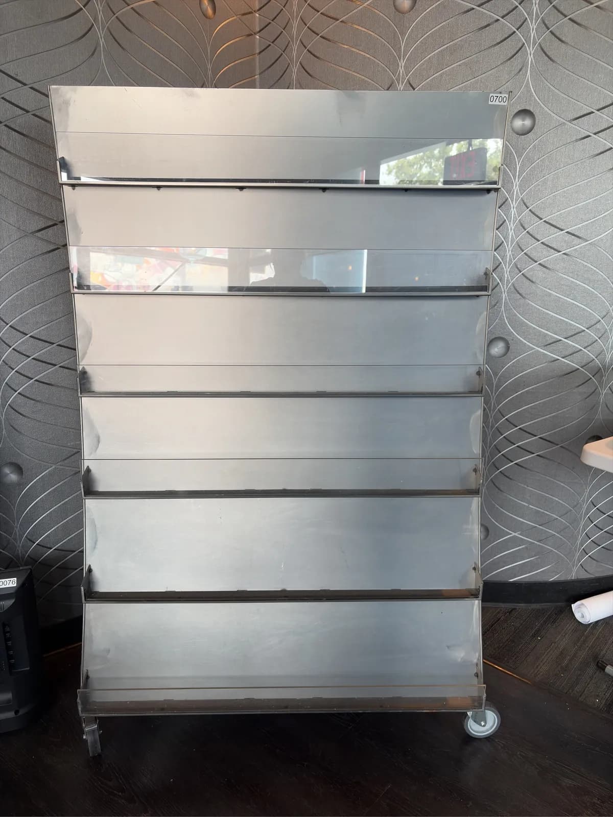 silver-metal-and-acrylic-rolling-card-display-951f25