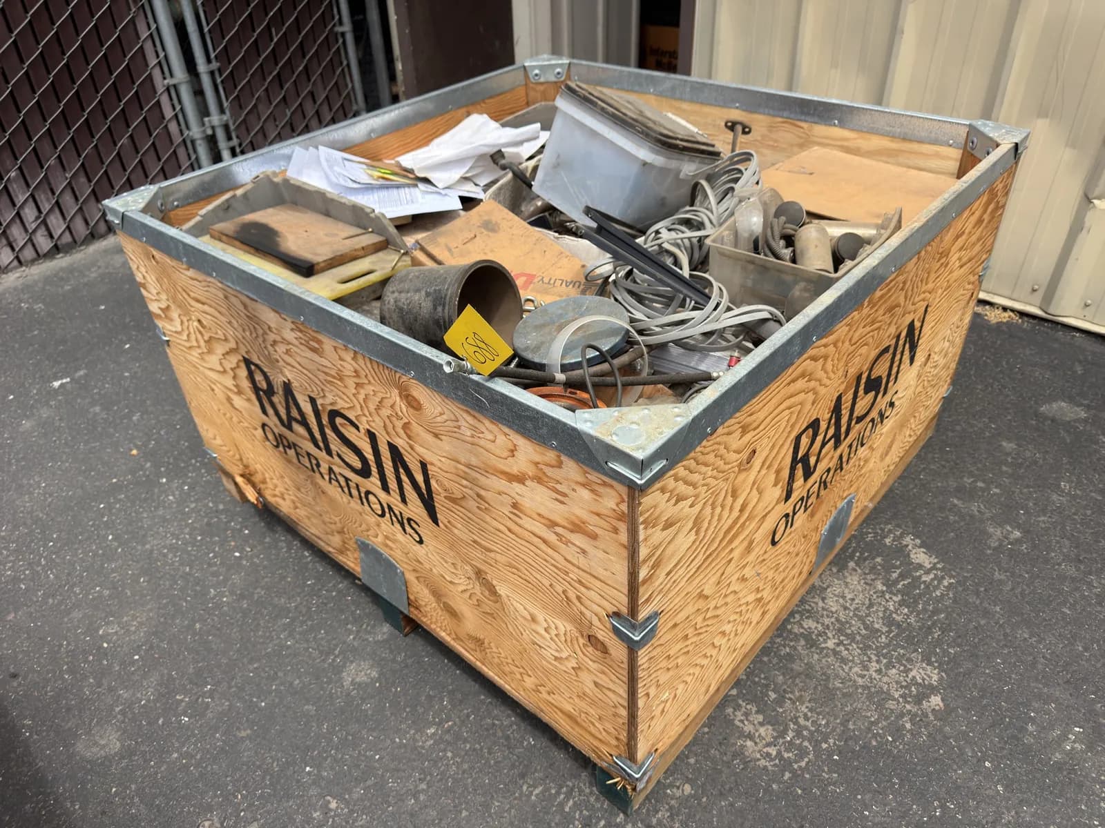 contents-of-crate-assorted-tools-mqa1yxxf