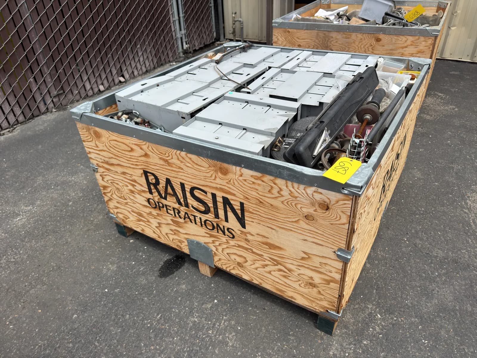 contents-of-crate-hardware-tools-and-organizers-mqa27vzp