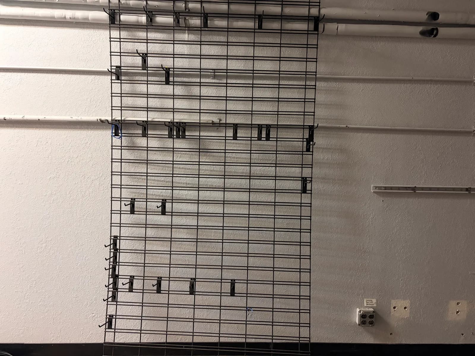 metal-grid-display-rack-with-hooks-and-baskets-1a1f02