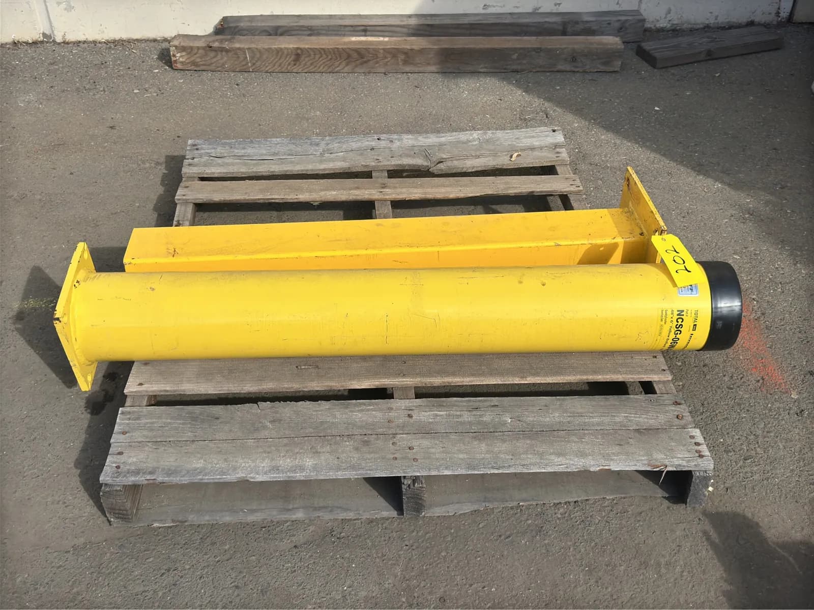 2-steel-bollards-640542
