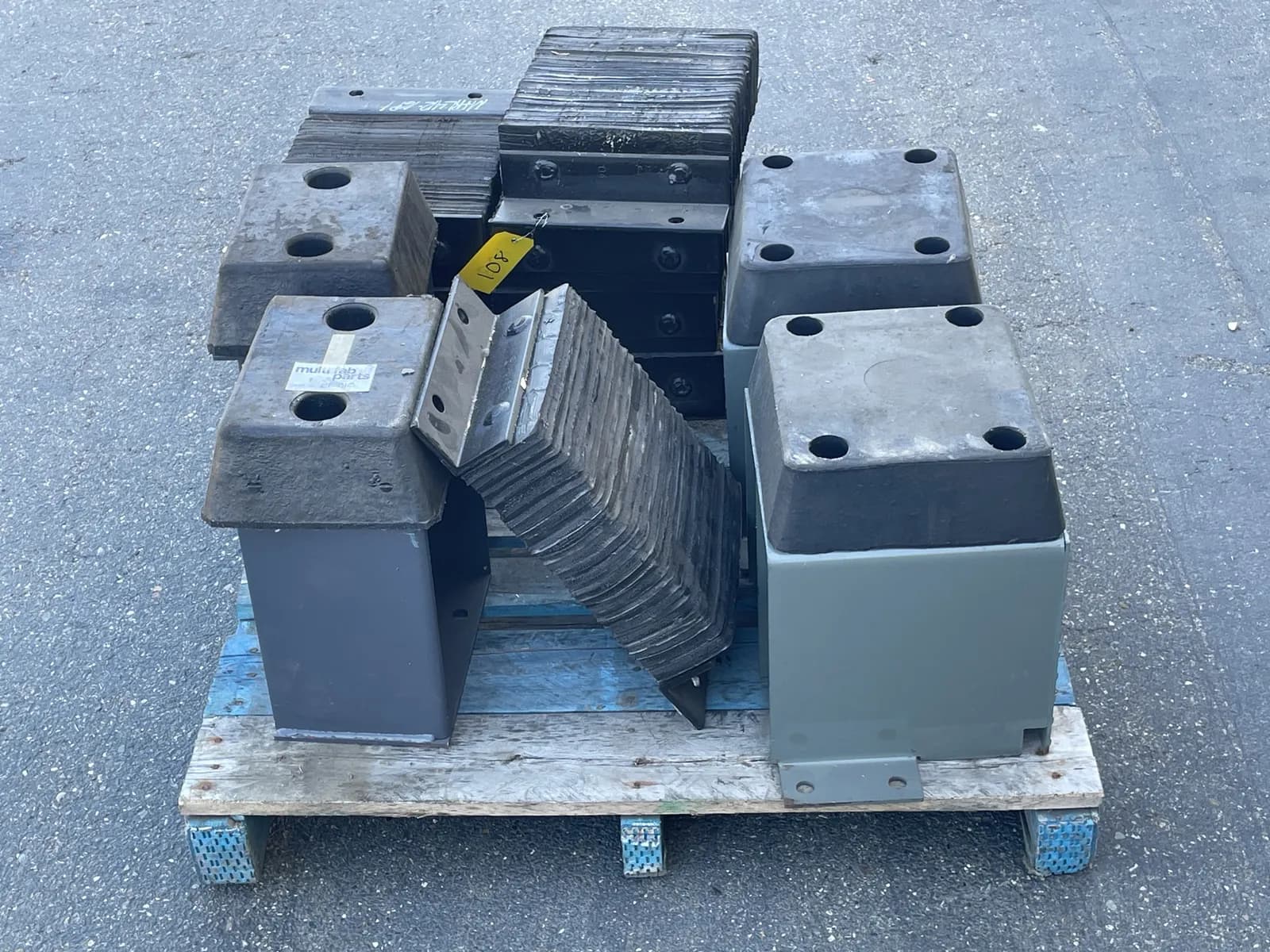 contents-of-pallet-assorted-loading-dock-bumpers-mqdxlalc