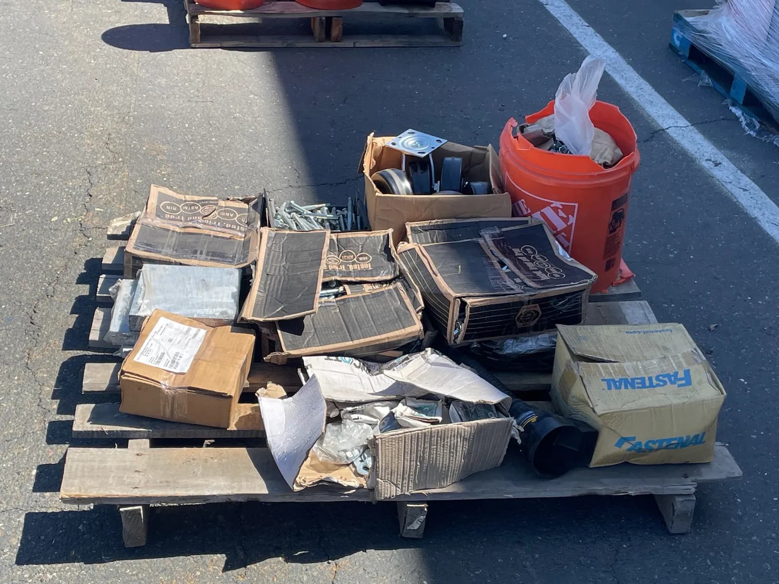 contents-of-pallet-assorted-hardware-mqdxmexl
