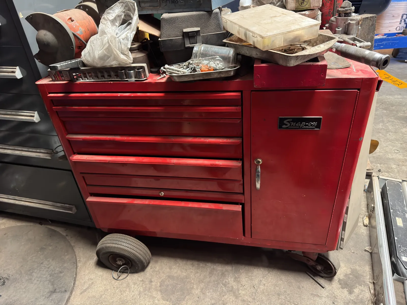 snap-on-rolling-toolbox-and-contents-ae8471