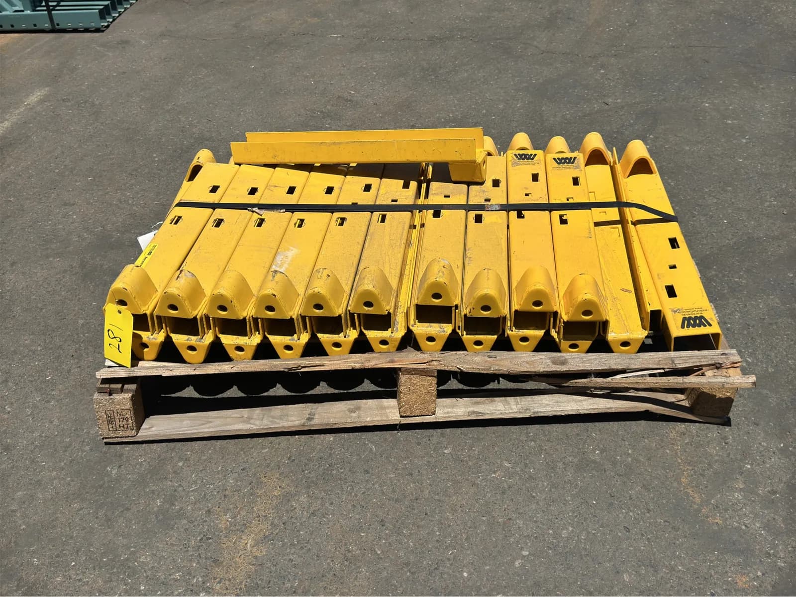 23-24-column-guards-floor-mount-1-anchor-hole-mq1gcwpt