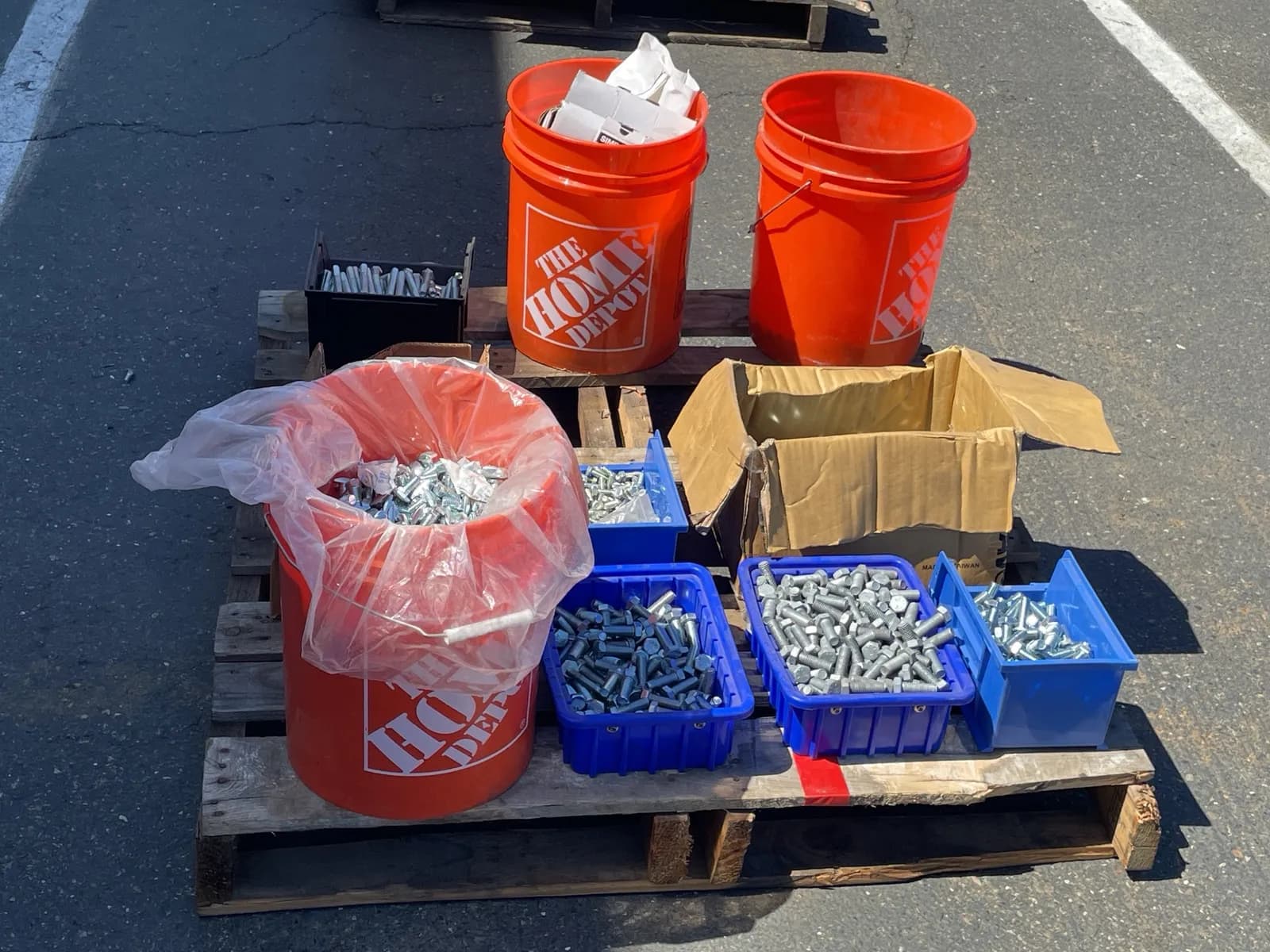 contents-of-pallet-assorted-hardware-mqdxmp01