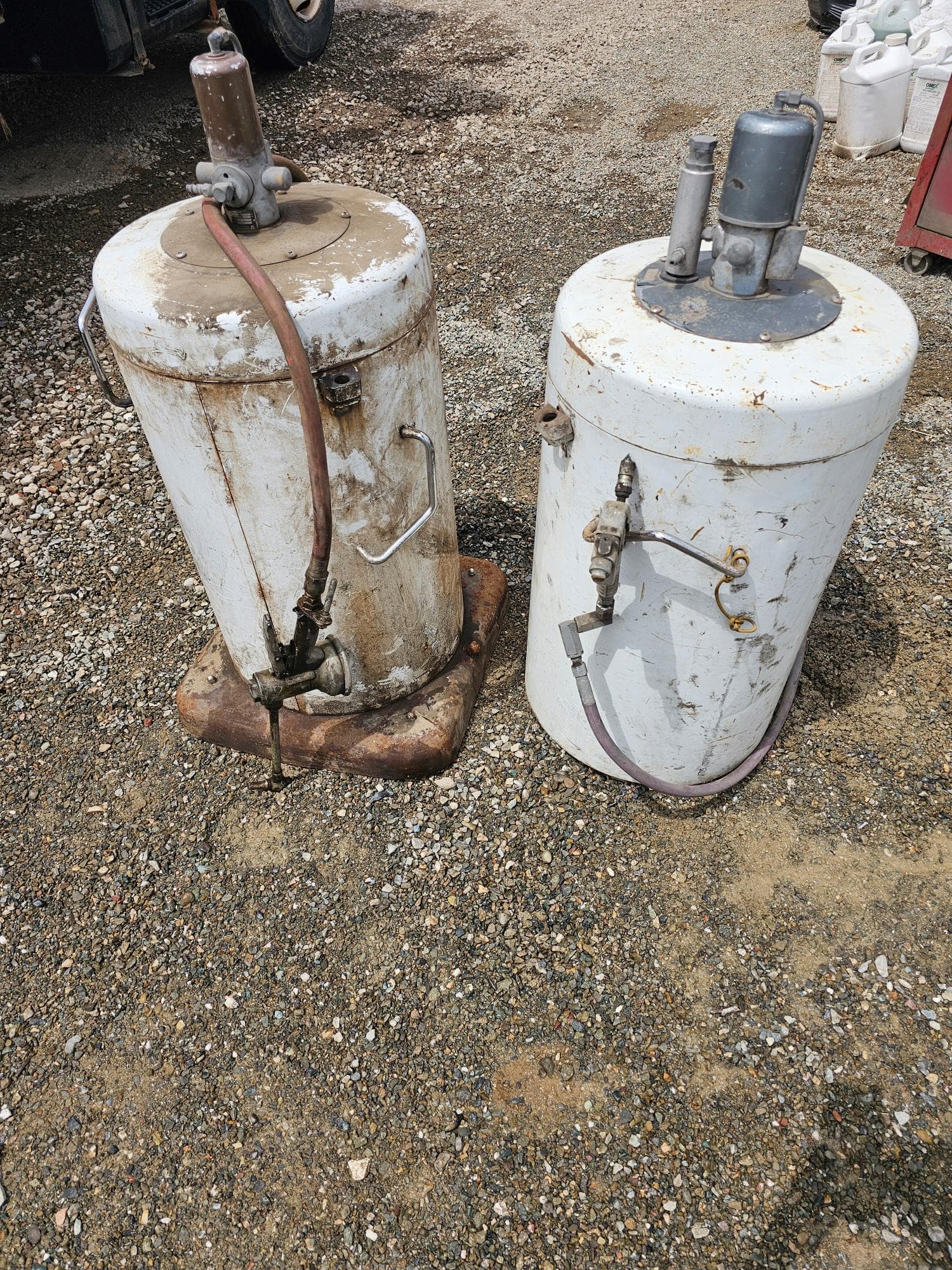 2-grease-and-lube-dispensers-mrxqudt7