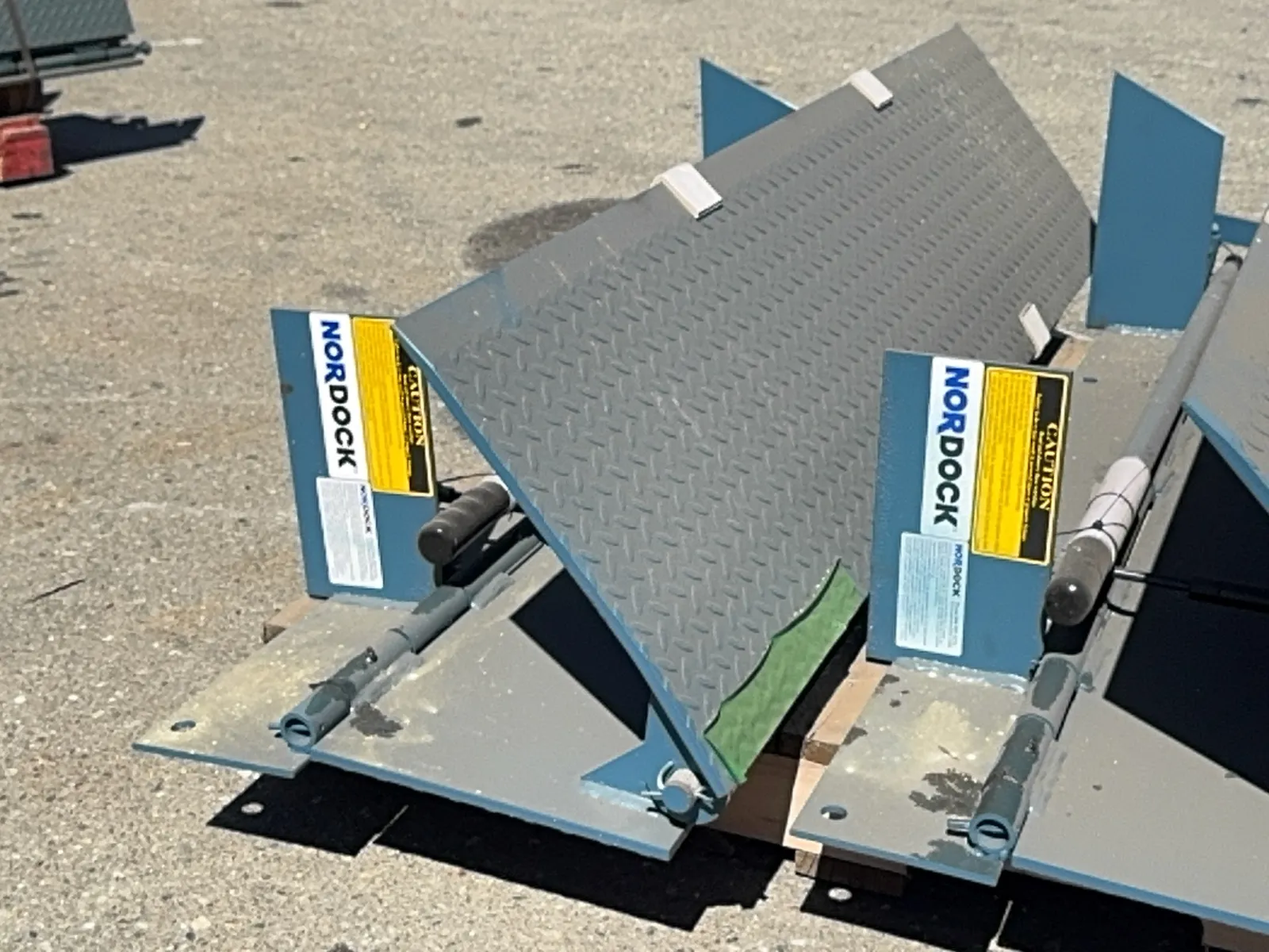 1-nordock-em66-20000lb-capacity-mechanical-eod-plate-mqh6mpvx