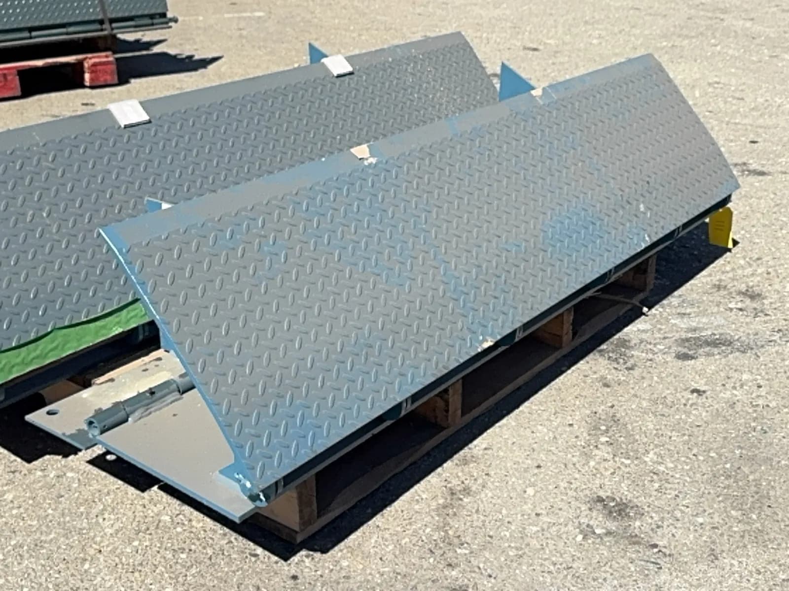 1-nordock-em66-20000lb-capacity-mechanical-eod-plate-mqh6nbpp