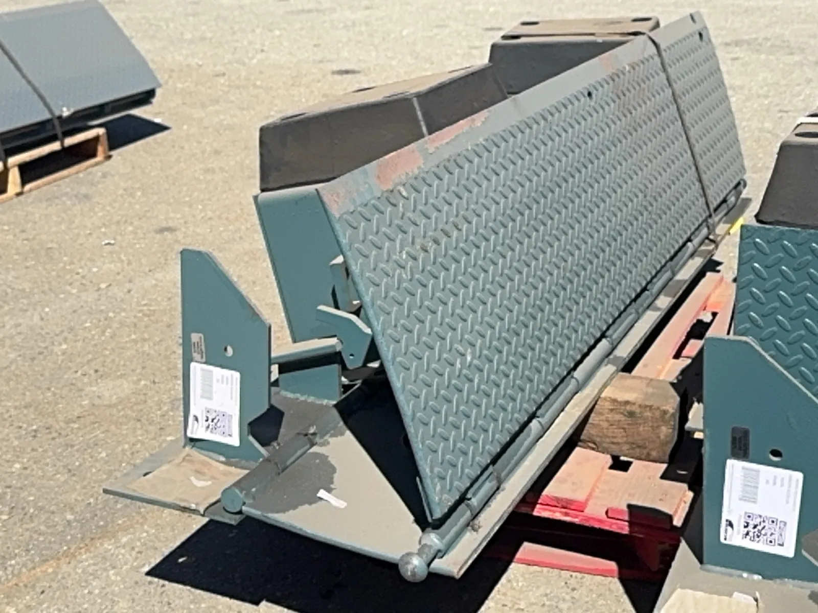 1-mcguire-30000lb-eod-plate-with-bump-stops-model-meod-6630-15-mqh6rhor