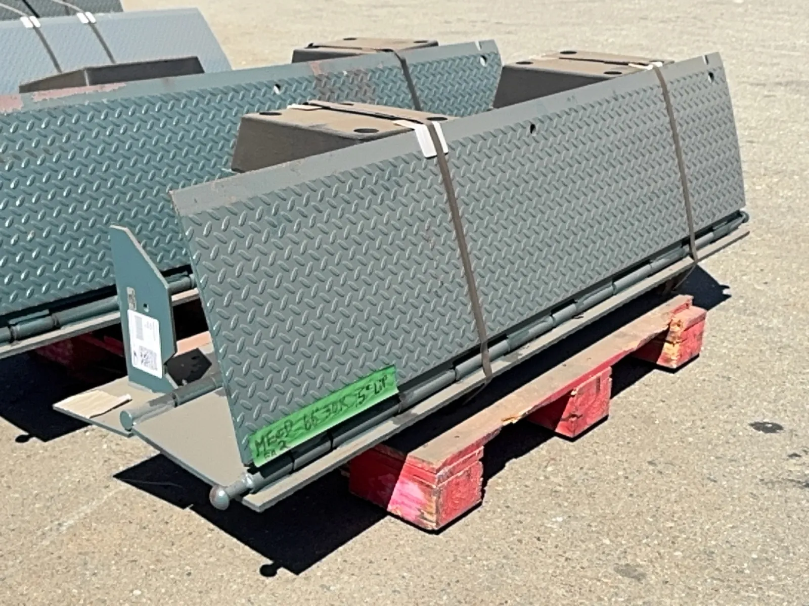 1-mcguire-30000lb-eod-plate-with-bump-stops-model-meod-6630-15-mqh6r4fr