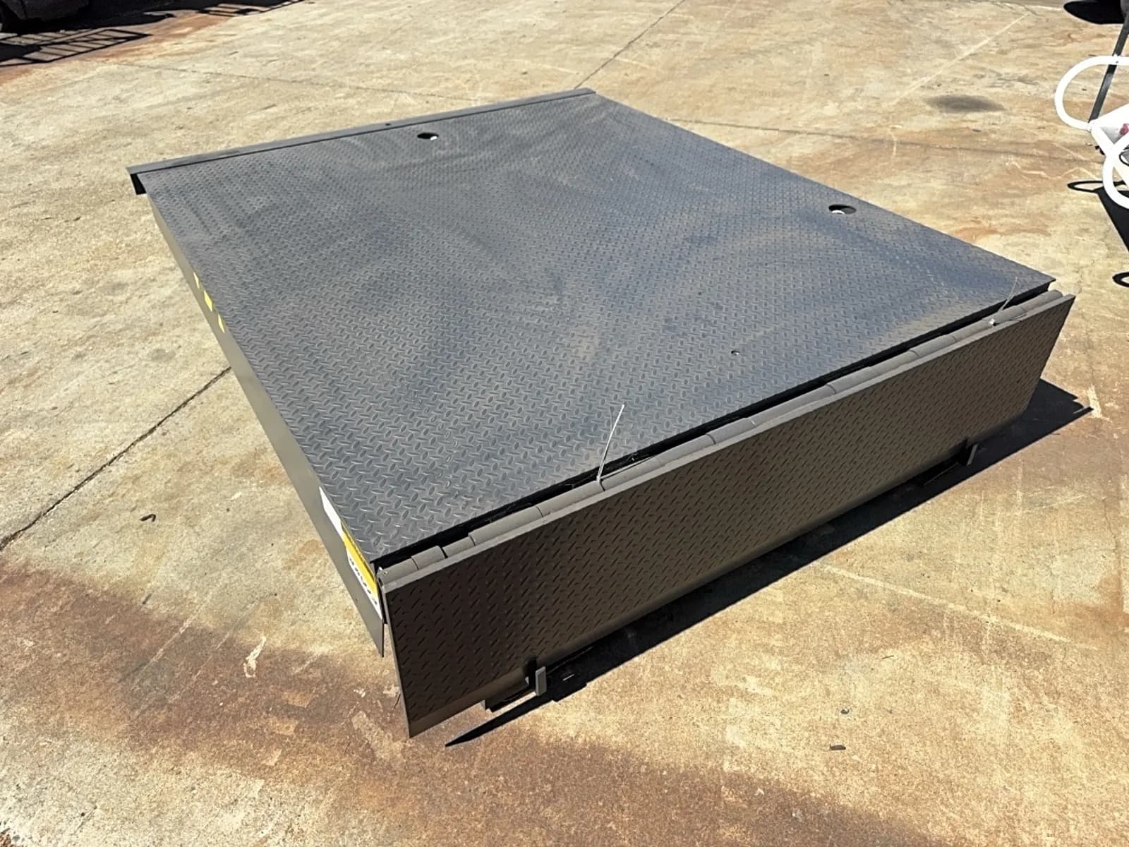nordock-cm68-45000lb-hydraulic-dock-plate-2e1c24