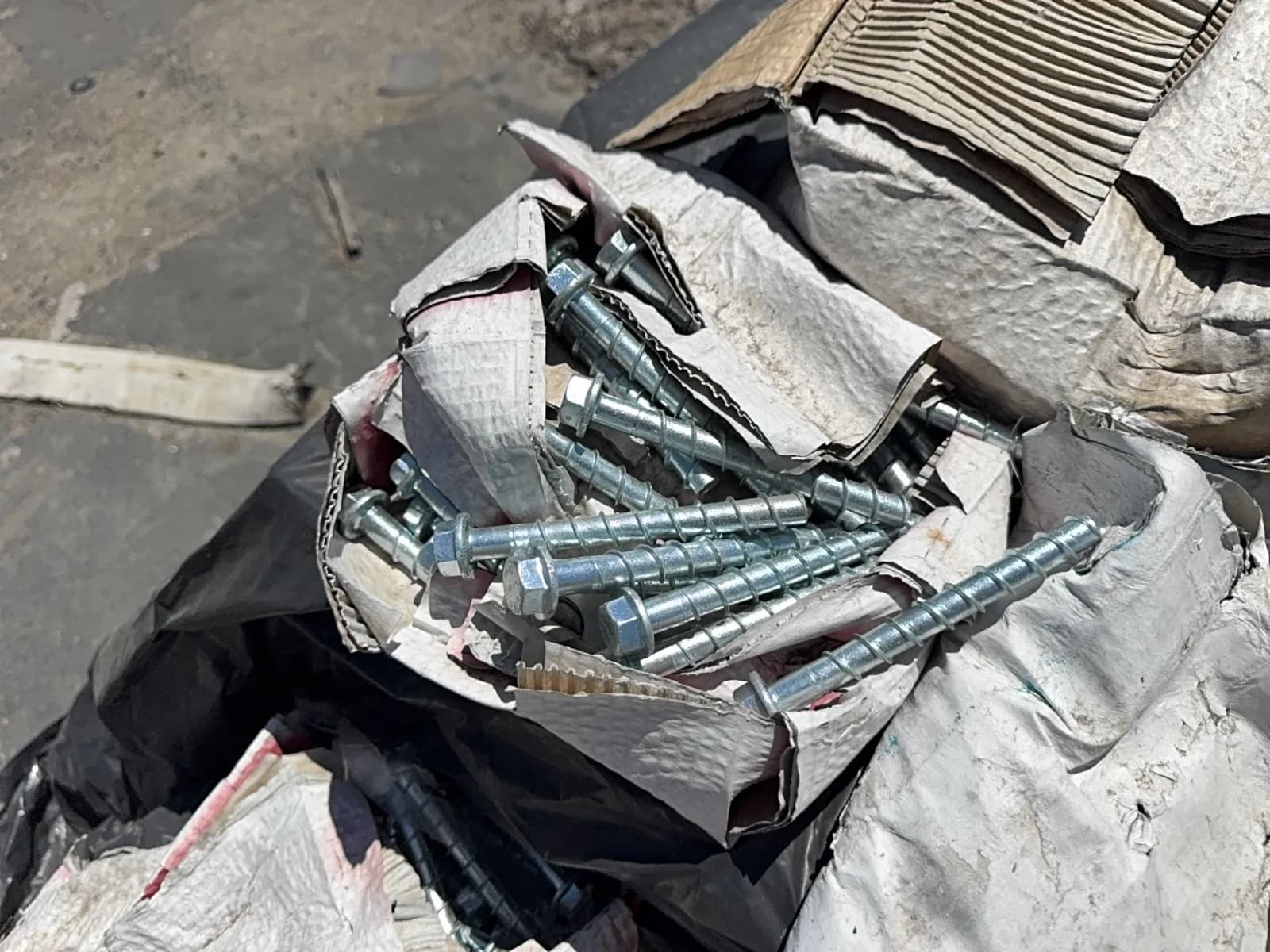 contents-of-pallet-assorted-forklift-hardware-hilti-bolts-and-lights-mqgy4sgu