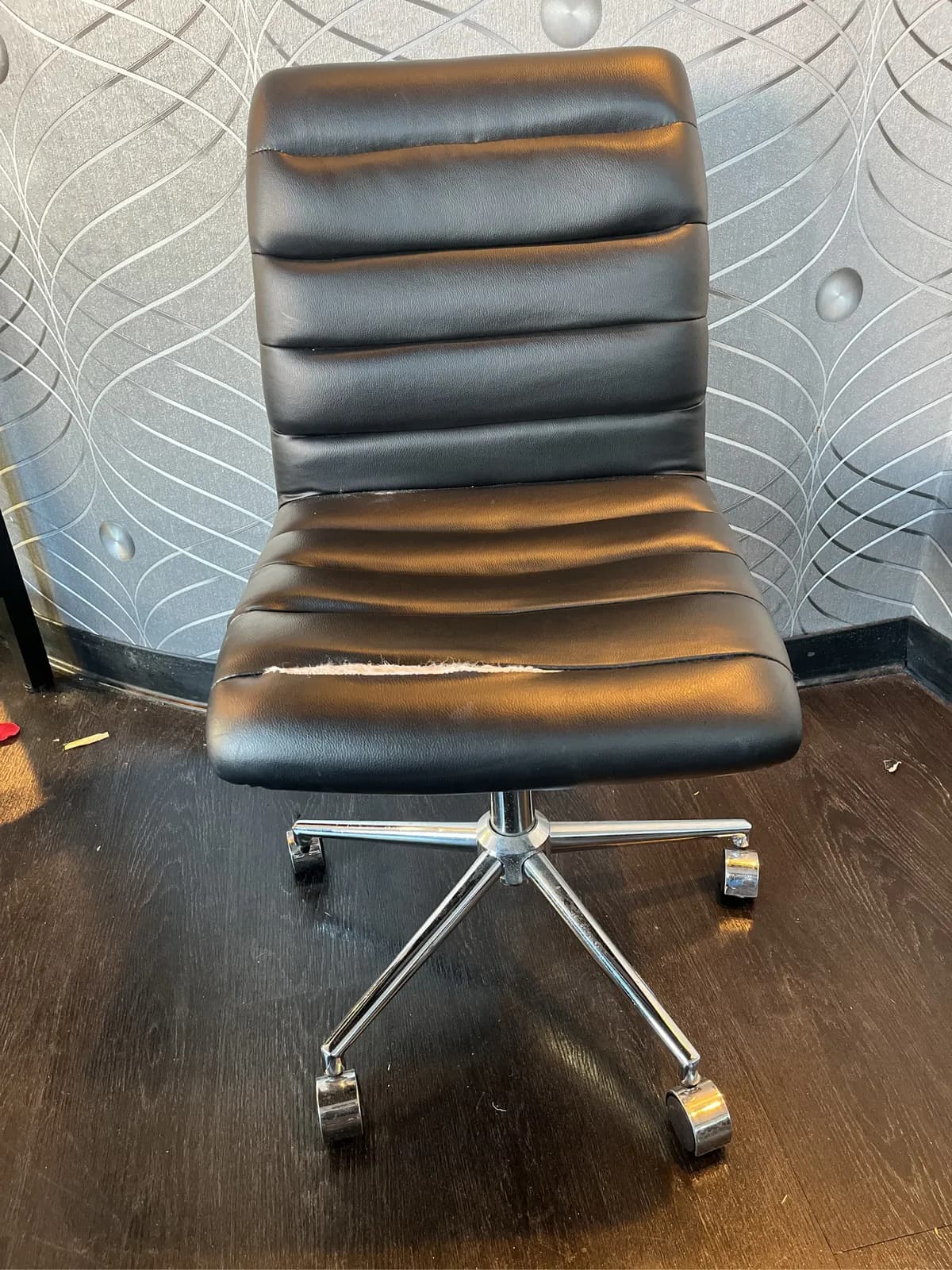 black-leather-rolling-office-chair-with-chrome-base-mqiz63b0