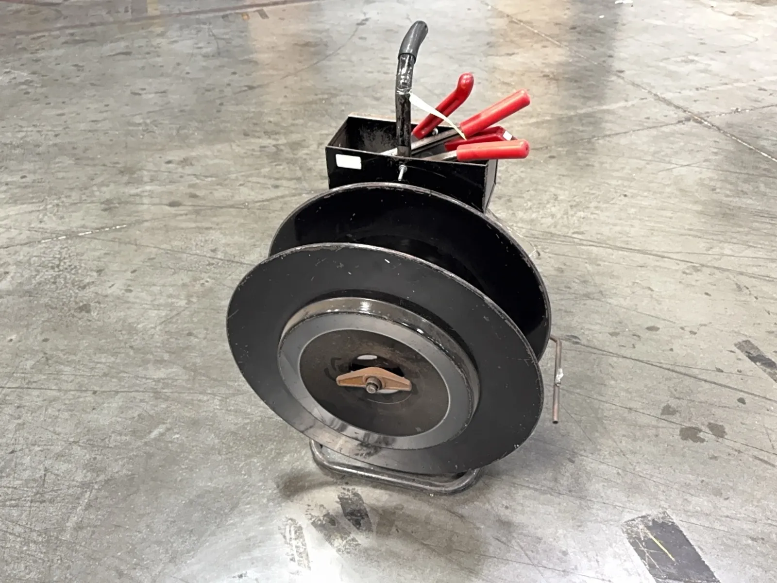 banding-cart-with-tools-tools-and-clips-mqkc6mae