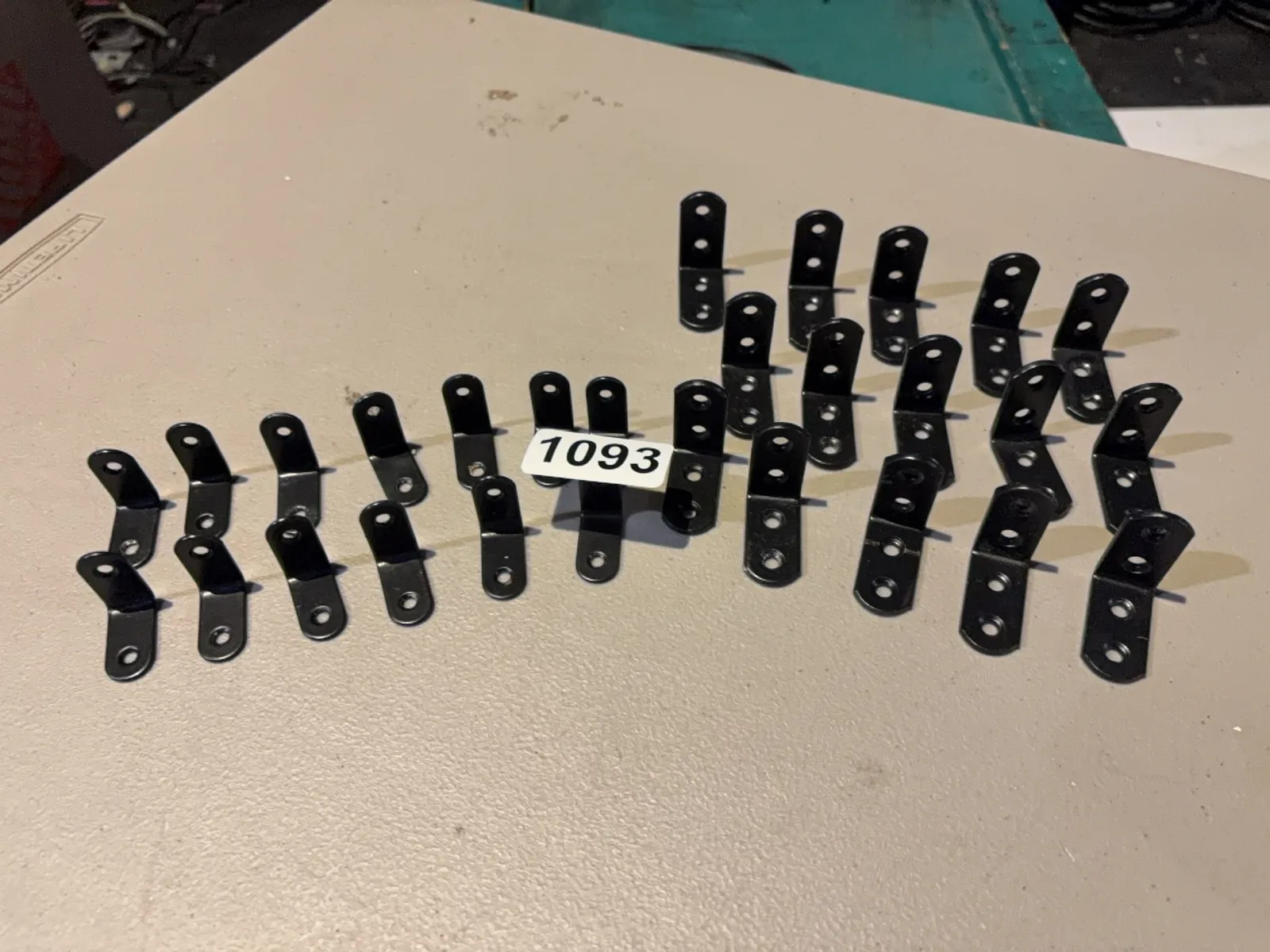 28-1-and-2-black-l-brackets-01a683