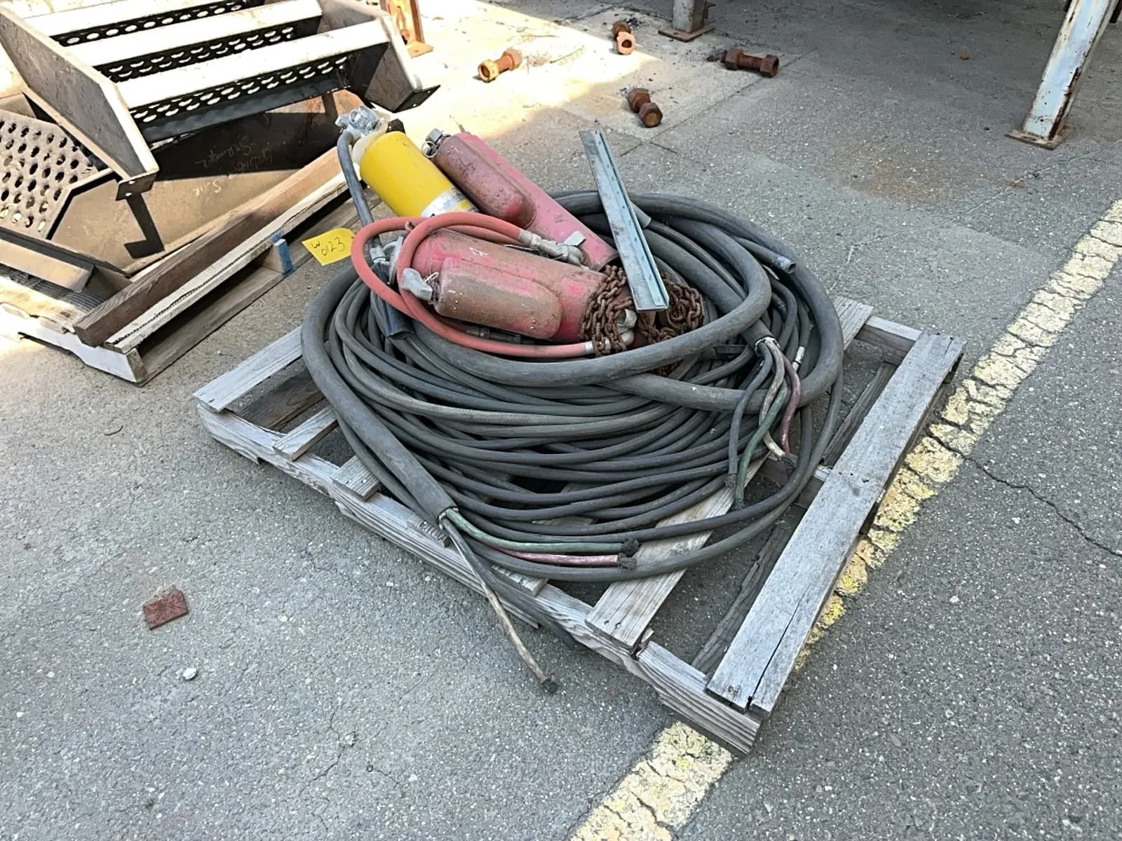 contents-of-pallet-heavy-duty-cable-squeegee-blade-and-3-vintage-fire-extinguishers-ba0b67