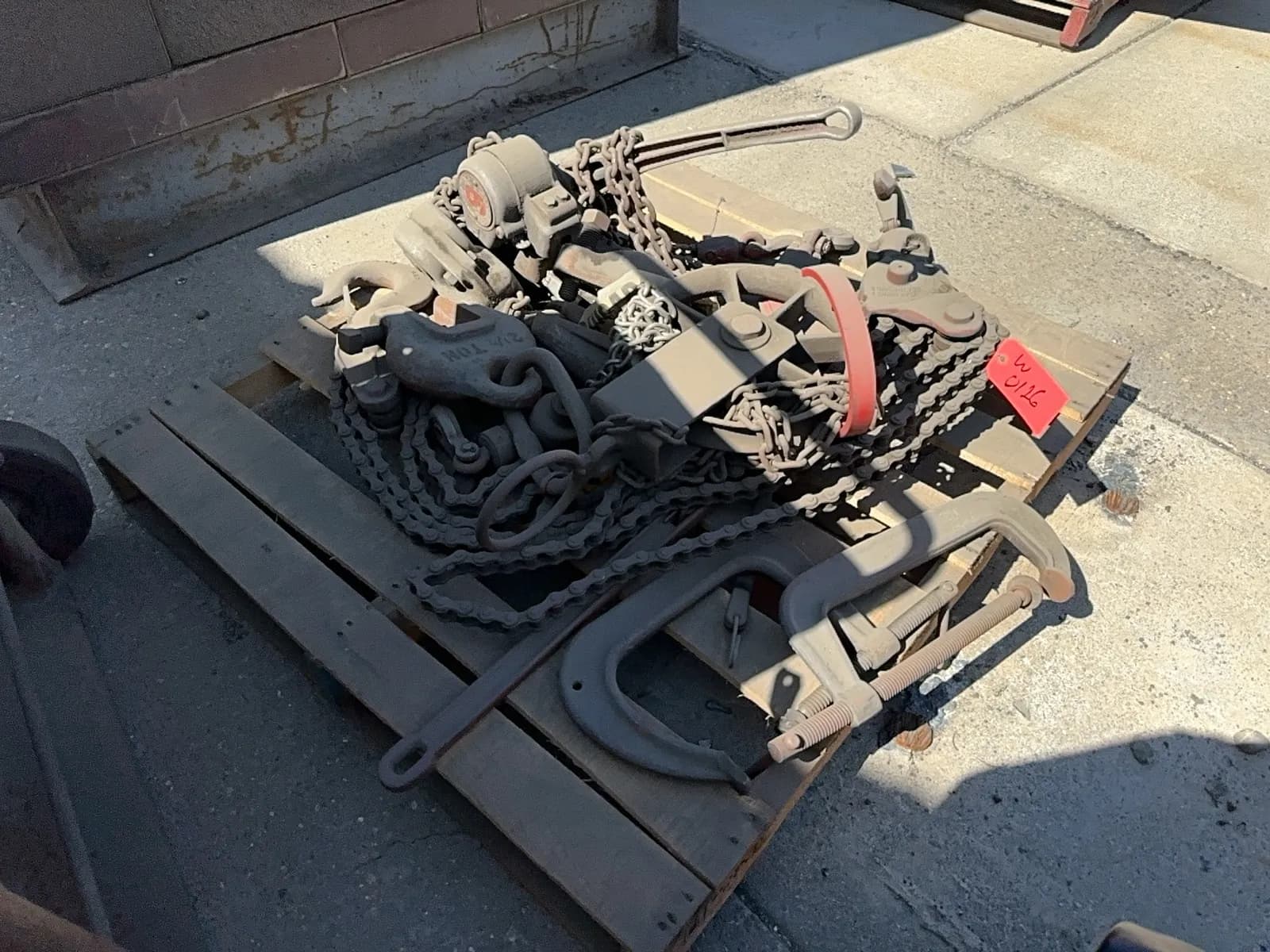 contents-of-pallet-assorted-pulley-chain-and-hoist-equipment-edb8a4