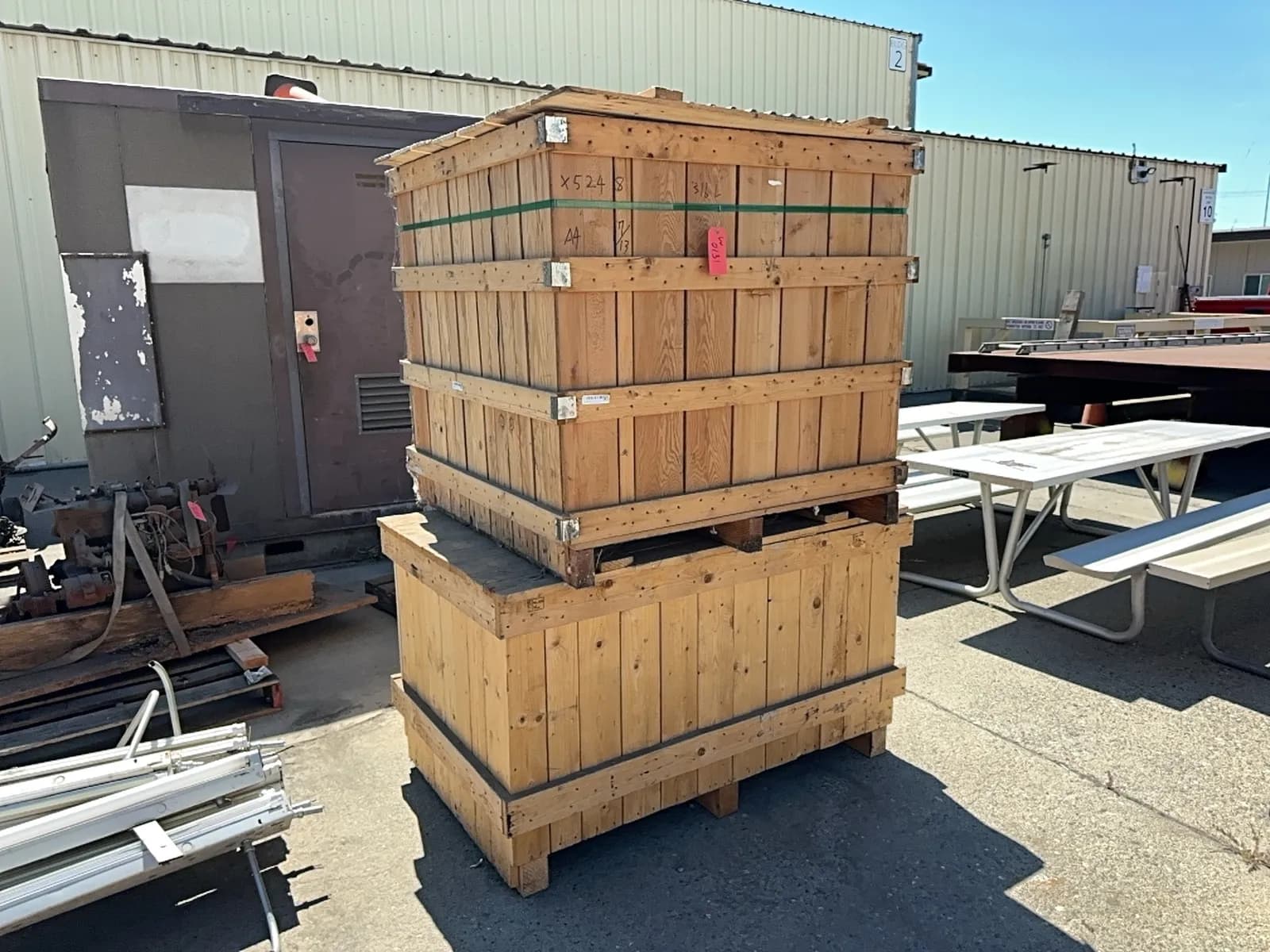 2-empty-wood-crates-c31030