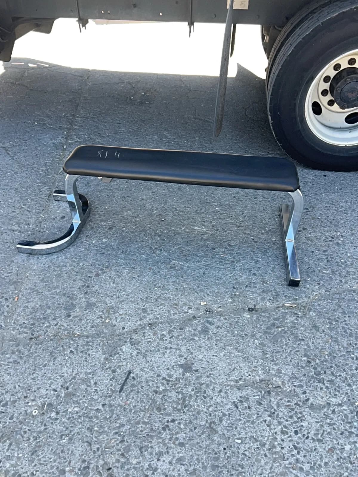 weight-bench-with-chrome-legs-5c8e74