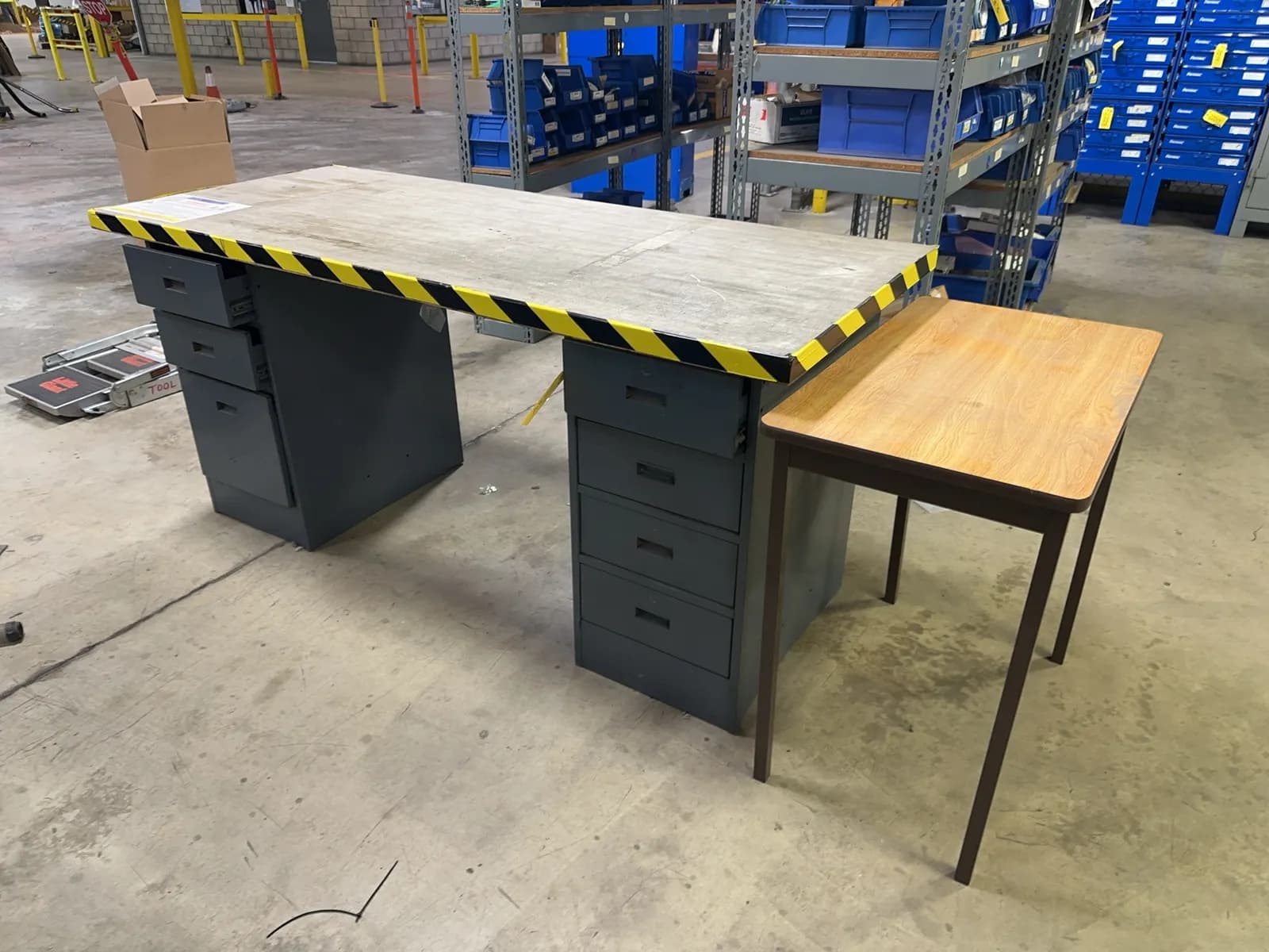 warehouse-desk-with-side-table-mrjz8spw